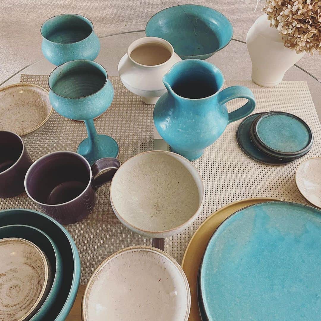 akikoのインスタグラム：「数年前、食器類を思い切って断捨離して以来、私の食器類は数枚の、友人からプレゼントされたものと好きな作家さんのお皿を残して、それ以外はほぼ鈴木麻起子のものになった。 写真はその、ほんの一部。私の部屋は、彼女の作品で溢れてる。  どれもとても大切に思うけれど、毎日使っているとふちがかけたりほんの少しヒビが入ってしまうこともある。でも私は気にせずに使う。来客用ではなくて、日常のもの。  そんな話を彼女にしたら、喜んでくれた。クラックがあっても毎日使ってくれたほうが嬉しい、と。よかった。  彼女の器で囲む食卓は、とても温かい気持ちになる。見た目の美しさだけではなくて、一つ一つ丁寧に込められた彼女の想いが伝わってくるから。悲しい気持ちの時も、落ち込んでいる時も、彼女の器でご飯を食べると少しだけ元気になるのを感じる。魔法の器。  だから特別な日だけではなくて、毎日見つめていたいし、毎日手に取りたい。私の日常であって欲しい。  そんな彼女の作品の販売会がただいまユナイテッドアローズ原宿店で25日まで開催されています。私の周りにもファンがたくさん。すぐに売り切れてしまうので、是非お早めに。今日からオンラインストアでも購入できるようです。  来年私はデビュー20周年を迎えるので、また彼女とのコラボレーションも考えています。  麻起ちゃん、いつもありがとう💓  #lamaisondevent #鈴木麻起子 #unitedarrows #ユナイテッドアローズ」