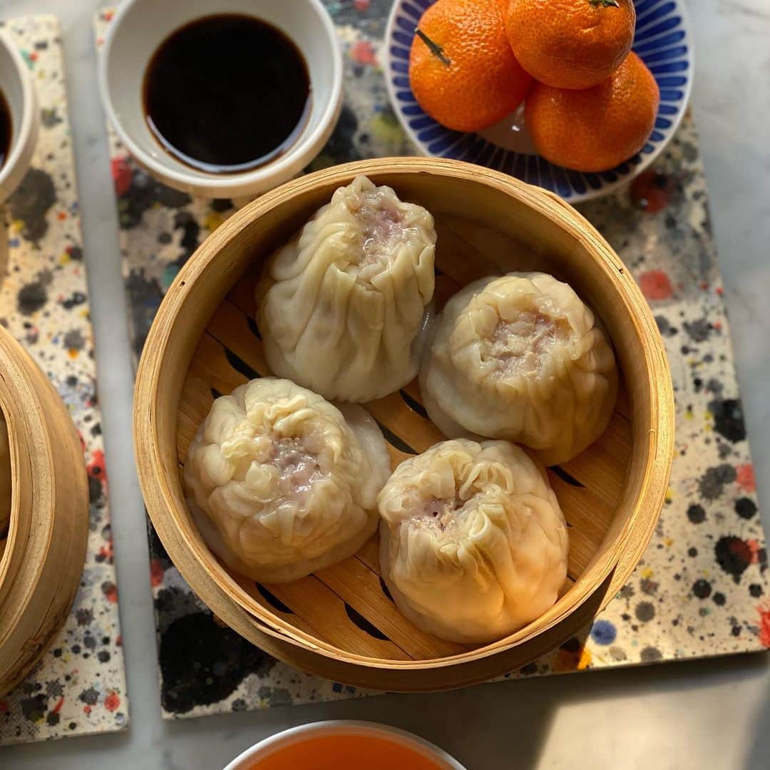 Symmetry Breakfastさんのインスタグラム写真 - (Symmetry BreakfastInstagram)「烧卖 Shao Mai, from our recent trip to 召稼楼 Zhaojialou, a cute water town off the beaten track. We went for the xiaolongbao (those stories are in a highlight) but left with a tray of fresh pork and bamboo shaomai. I would have rustled up some 汤圆 for winter solstice but had these in the fridge and didn’t want to waste them. The look is distinctively Shanghainese but the filling more what I would associate with Cantonese cooking. The last few images are of some rather festive Christmas apples, because the Mandarin for Christmas Eve, Apples and Peace are all a homonym, growers apply a stencil as the apple is still on the tree that discolours the skin. #圣诞快乐 #冬至 #烧卖 #上海 #shanghai」12月21日 14時13分 - symmetrybreakfast