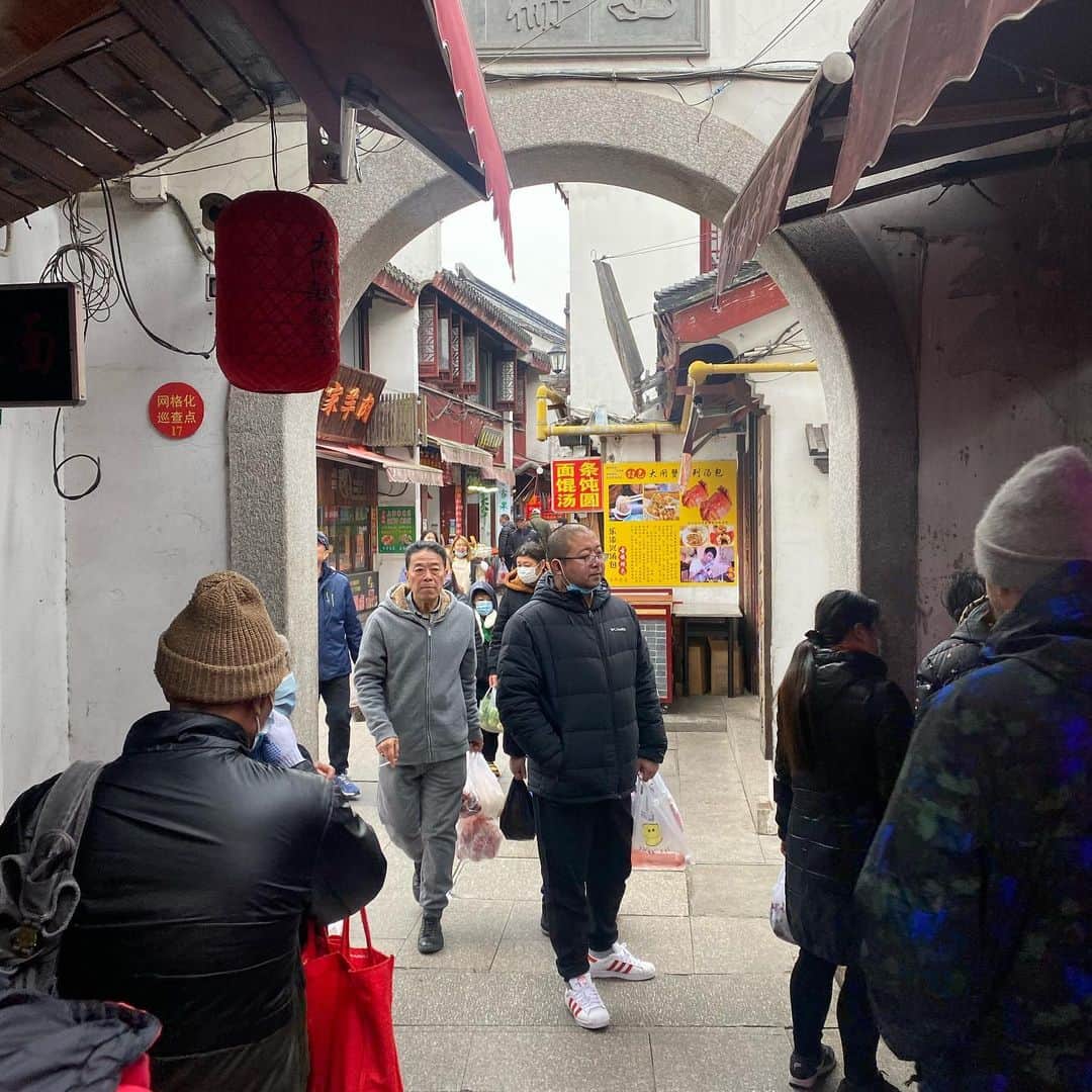 Symmetry Breakfastさんのインスタグラム写真 - (Symmetry BreakfastInstagram)「烧卖 Shao Mai, from our recent trip to 召稼楼 Zhaojialou, a cute water town off the beaten track. We went for the xiaolongbao (those stories are in a highlight) but left with a tray of fresh pork and bamboo shaomai. I would have rustled up some 汤圆 for winter solstice but had these in the fridge and didn’t want to waste them. The look is distinctively Shanghainese but the filling more what I would associate with Cantonese cooking. The last few images are of some rather festive Christmas apples, because the Mandarin for Christmas Eve, Apples and Peace are all a homonym, growers apply a stencil as the apple is still on the tree that discolours the skin. #圣诞快乐 #冬至 #烧卖 #上海 #shanghai」12月21日 14時13分 - symmetrybreakfast