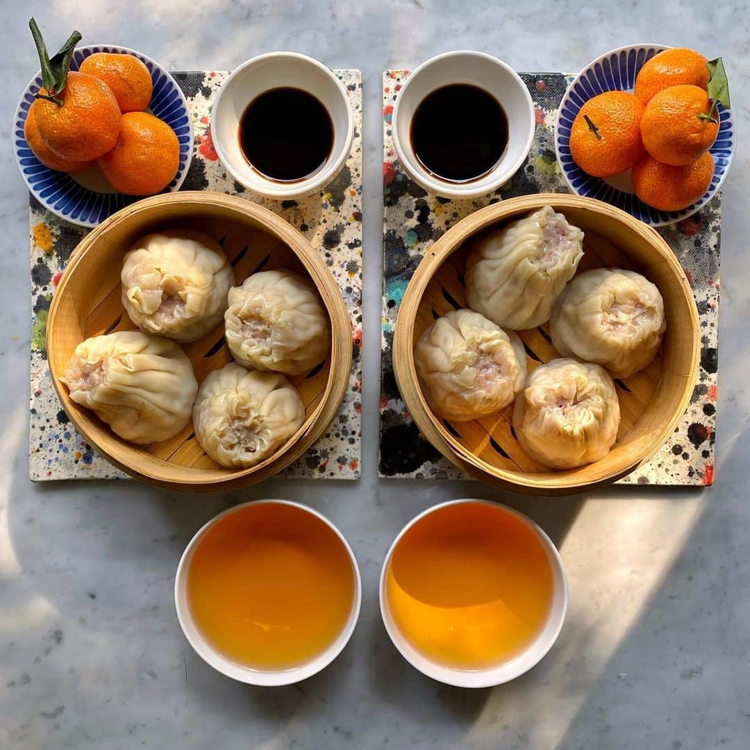 Symmetry Breakfastのインスタグラム：「烧卖 Shao Mai, from our recent trip to 召稼楼 Zhaojialou, a cute water town off the beaten track. We went for the xiaolongbao (those stories are in a highlight) but left with a tray of fresh pork and bamboo shaomai. I would have rustled up some 汤圆 for winter solstice but had these in the fridge and didn’t want to waste them. The look is distinctively Shanghainese but the filling more what I would associate with Cantonese cooking. The last few images are of some rather festive Christmas apples, because the Mandarin for Christmas Eve, Apples and Peace are all a homonym, growers apply a stencil as the apple is still on the tree that discolours the skin. #圣诞快乐 #冬至 #烧卖 #上海 #shanghai」