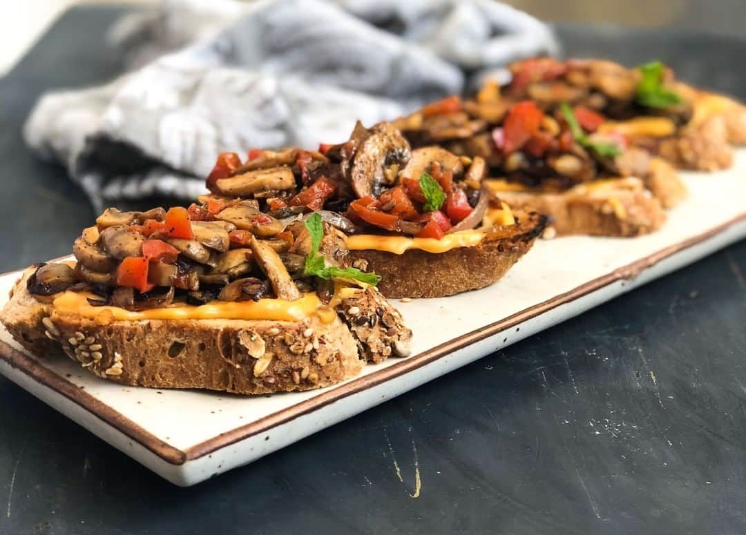 Archana's Kitchenさんのインスタグラム写真 - (Archana's KitchenInstagram)「#christmasrecipes  The Roasted Mushroom & Caramelized Onion Bruschetta is a simple, quick and yet delicious appetizer that you can make for your Christmas dinner. The mushrooms are tossed in Sriracha sauce, giving it that added flavour, making it perfect to serve along with a glass of wine. Get the recipe from the smart.bio link in my profile @archanaskitchen . . . . . . . #christmas #christmascake #christmasfood #christmasmenu #foodanddrink #christmasdinner #christmasmenuideas #winterrecipes #eatfit #cooking #food #healthyrecipes #foodphotography #recipeoftheday #comfortfood #deliciousfood #delicious #instayum #food」12月21日 14時27分 - archanaskitchen