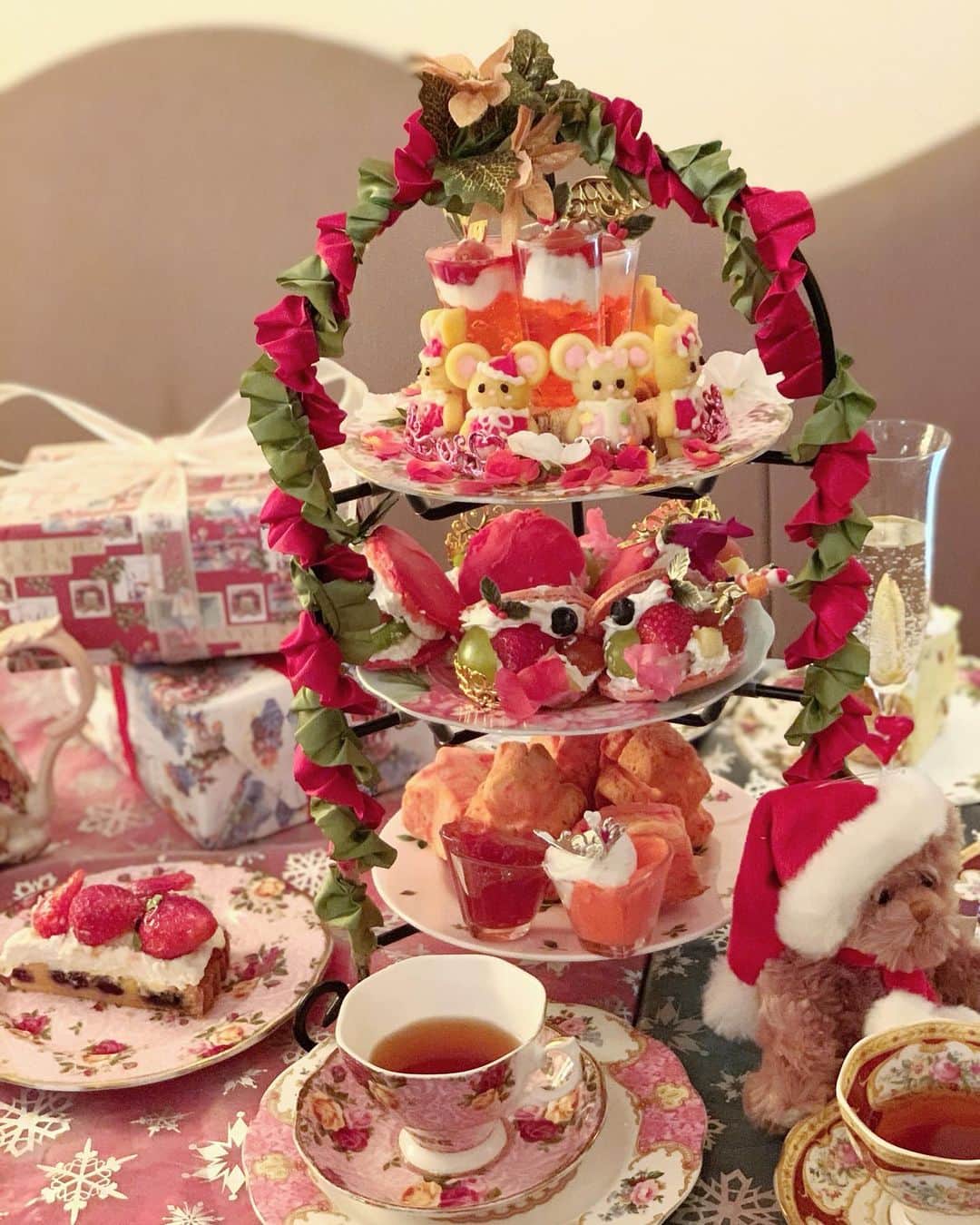桜井莉菜さんのインスタグラム写真 - (桜井莉菜Instagram)「こんなに可愛いアフタヌーンティー見たことない❤️😍❤️ @cafe_acorite のアフタヌーンティーは毎回可愛過ぎてヤバイ🤭💕 今回のクリスマス限定バージョンも最強過ぎる😭❤️ 可愛いしか詰まってない🥺✨ 好きなお皿が選べて、好きなティーポットが選べるの💓 全部が可愛過ぎてそれ選ぶだけで時間かかるけどね🤣w  #カフェ#アコリット#目白#目白カフェ#アフタヌーンティー#映えカフェ#クリスマスアフタヌーンティー#クリスマス#xmas」12月21日 14時25分 - rina__sakurai