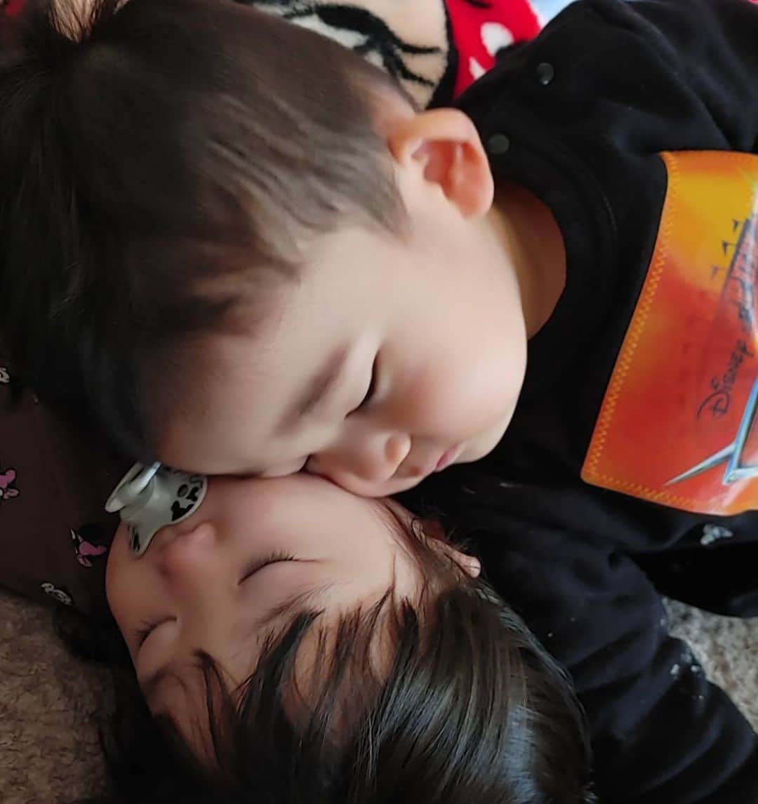田中将斗のインスタグラム：「喧嘩もたくさんするけど、やっぱ兄弟。 こう言うの見てるときが幸せ。 #pwzero1 #弾丸 #Twins #双子 #もうすぐ二歳  #双子のいる生活  #幸せな瞬間」