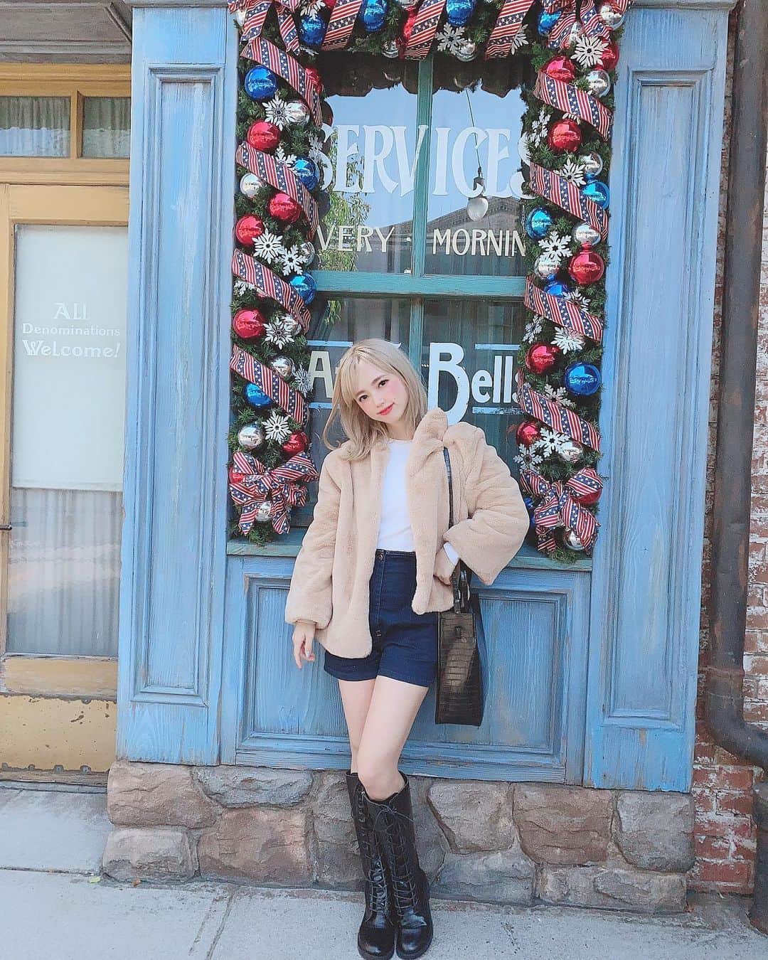yokoのインスタグラム：「. 東京寒すぎ、、 . . . . . . . . . . . . . . . . . . . . . #エンタメ活動を止めない #アジア一のエンターテインメント #burlesque#burlesque lesquetokyo#バーレスク東京#ダンサー#透明少女#disney#ディズニーシー#ディズニーランド#ディズニーコーデ#model#hairmake#makeup#love#ootd#fashion#instagood#instalike#instafashion#tokyo#white #お洒落さんと繋がりたい#カメラ好きな人と繋がりたい#モデル#東京」