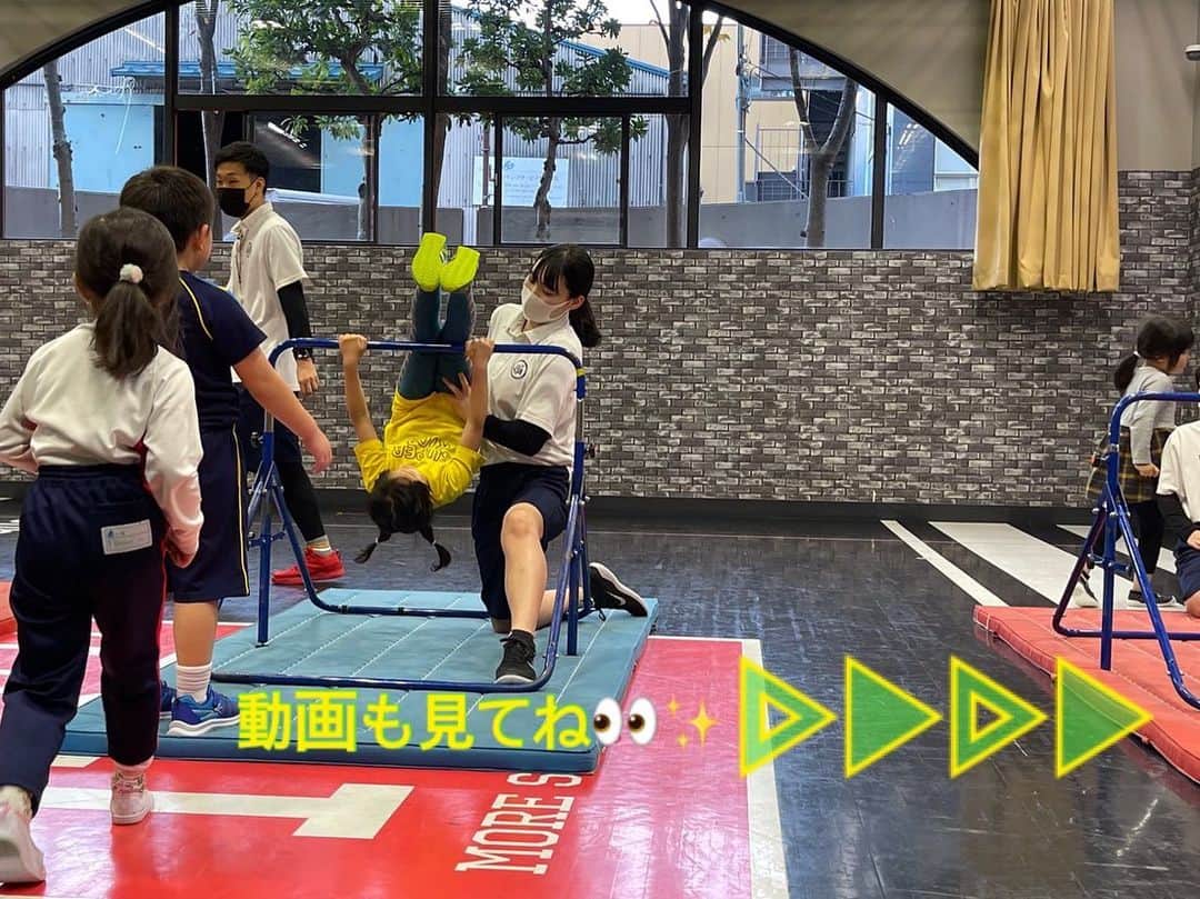 東京スポーツ・レクリエーション専門学校のインスタグラム：「幼児体操教室を運営する﻿ 学生の様子をお届け！﻿ ﻿ やっぱりこどもは可愛い👶🏻🍼💞﻿ ﻿ #パーソナルトレーナー﻿ #スポーツインストラクター専攻﻿ #ジュニアスポーツ専攻﻿ ﻿ スポーツ庁から、﻿ 「運動を行う際にマスクを着用する場合、﻿ 十分な呼吸ができなくなるリスクや熱中症に﻿ なるリスクが指摘されており、運動時のマスク﻿ 着用による身体へのリスクを考慮して、﻿ 学校の体育の授業におけるマスクの着用は必要﻿ ありません」と出ているため、保護者の方に許可﻿ を取ってマスクを外しております。﻿ また、こまめにうがいとアルコール消毒を﻿ 子ども達に促しています。」
