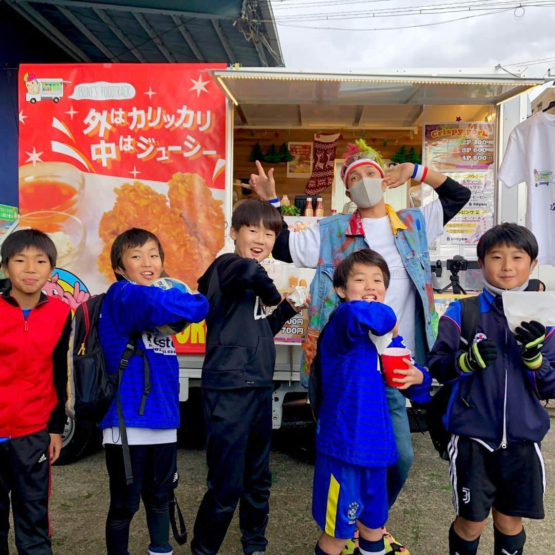 ツネ さんのインスタグラム写真 - (ツネ Instagram)「先日の置引きの件で沢山の方に助けて頂きました！その後一部お金が返って来たので、世間へ還元したい！と思い子供たちにおやつ変わりに"クリスピーフライドポーク"を配らせて頂きました！ 子供たちみんな大喜びで、そして楽しそうに食べてる姿はまさにPeace fullで、またやりたいなと思いました！ ご協力頂いた方々本当にありがとうございました！ ホットヒーヒー！！  #レストフットサルシティ #え〜いクソが魔がさした #ホットヒーヒーで世界平和 #クリスピーフライドポーク」12月21日 14時39分 - happyman0812