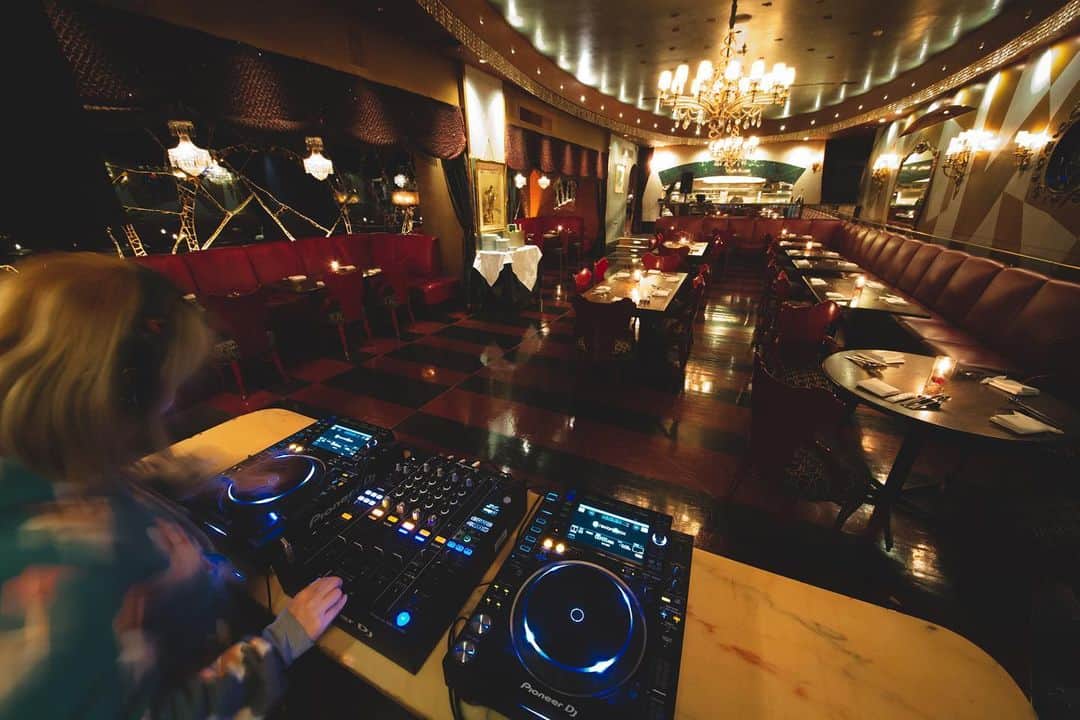 タブローズのインスタグラム：「DJさんから見たメインフロア✨」