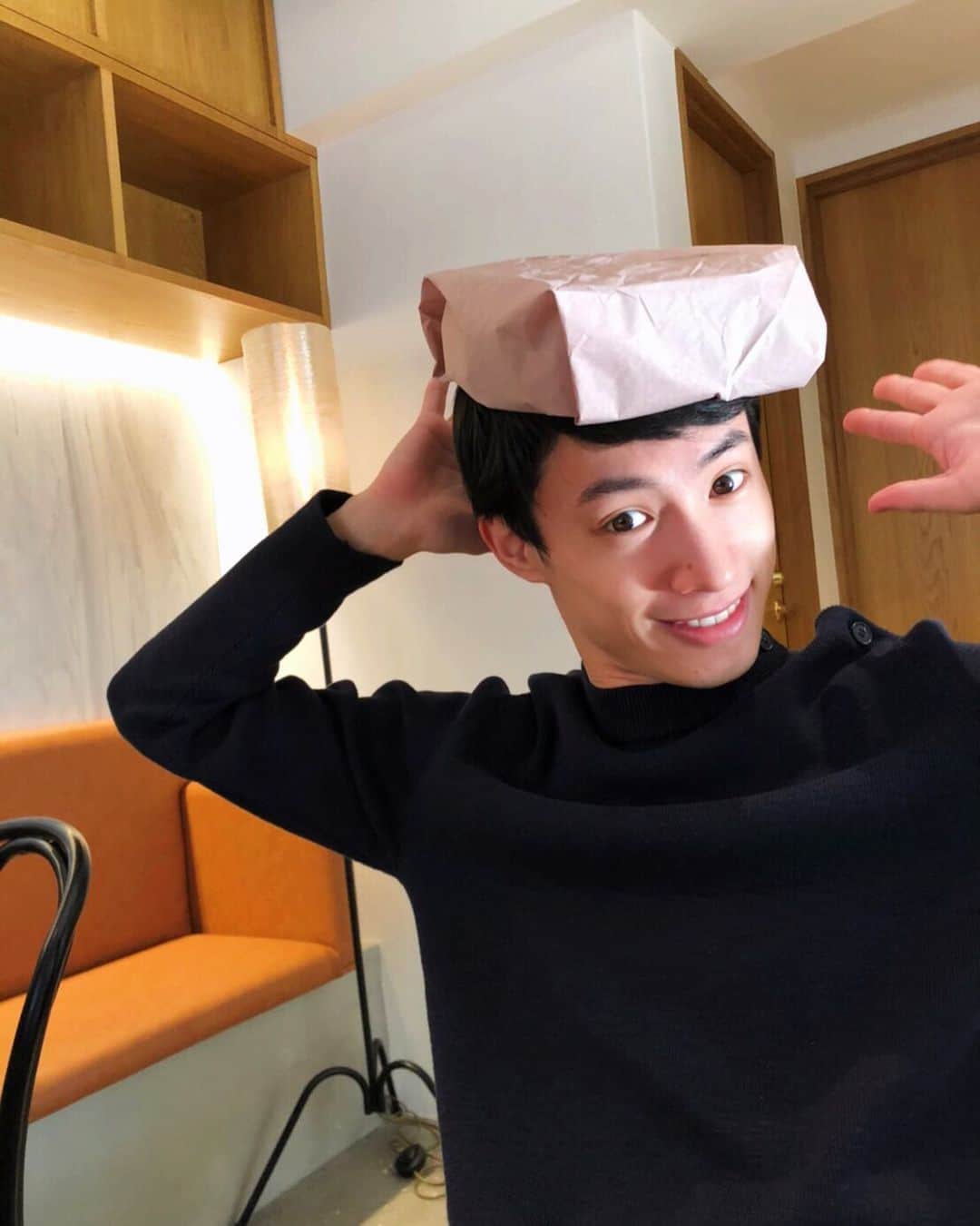 三永武明のインスタグラム：「無性に工作したくなる25歳児です🙋‍♂️ #ペーパークラフト #ナプキン で #箱 #この後CAごっこしてた」