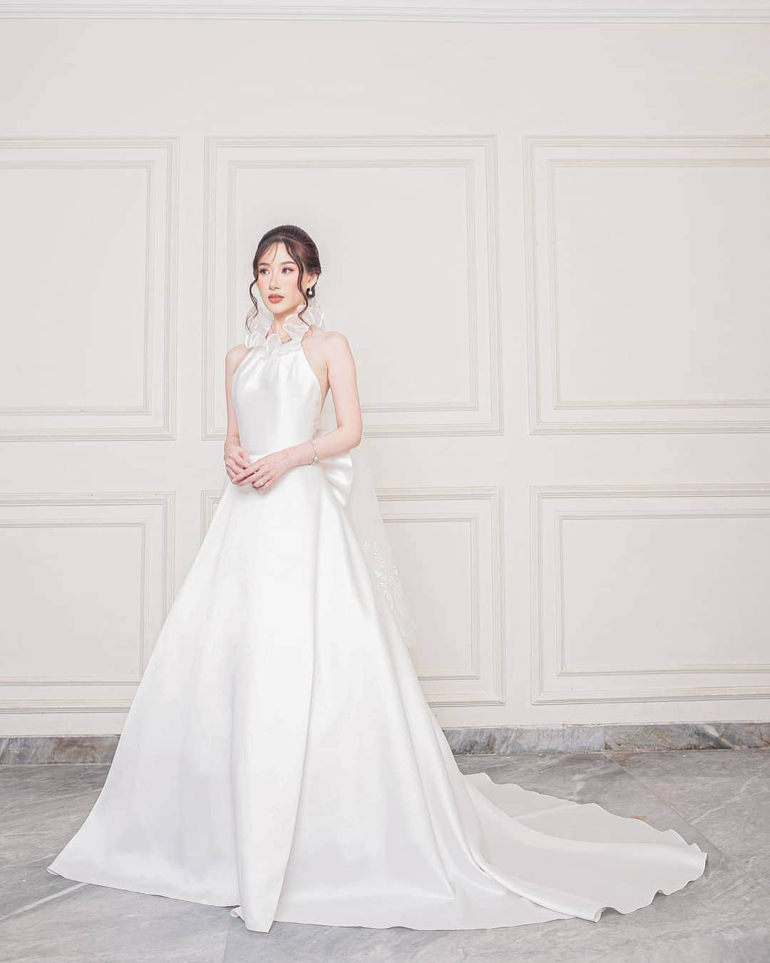 エリッサ・ヤマダさんのインスタグラム写真 - (エリッサ・ヤマダInstagram)「For my wedding dress, I wanted something minimalist with a subtle statement and a touch of fun. Thank you so much, @elsiechrysila, for making it a reality in such a short period of time (less than 2 months!), for working so hard to make it fit me perfectly, and for being professional yet friendly and easy-going throughout the whole process. You are AMAZING. Much love! 🥺🤗💞」12月21日 14時55分 - elleyamada