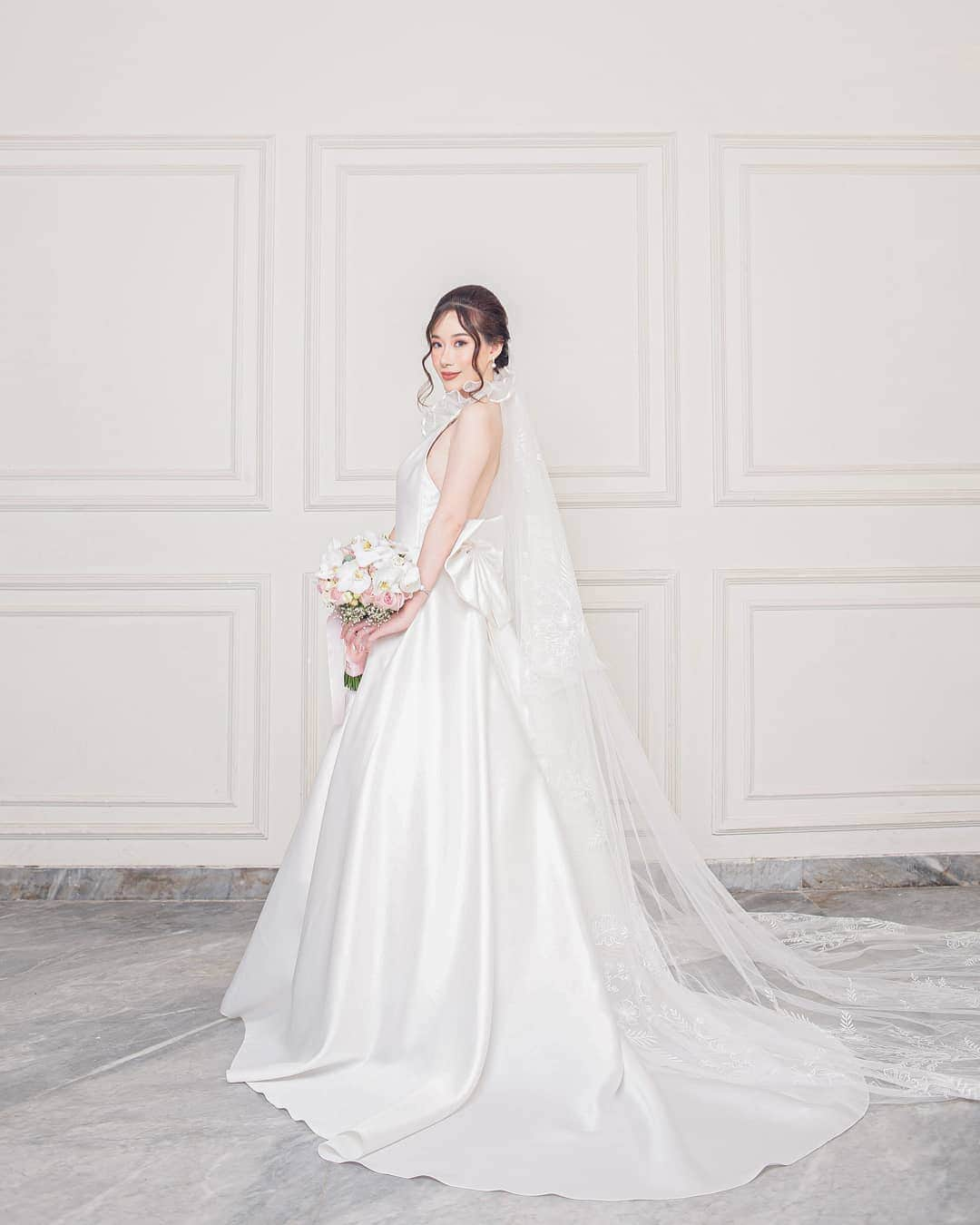 エリッサ・ヤマダさんのインスタグラム写真 - (エリッサ・ヤマダInstagram)「For my wedding dress, I wanted something minimalist with a subtle statement and a touch of fun. Thank you so much, @elsiechrysila, for making it a reality in such a short period of time (less than 2 months!), for working so hard to make it fit me perfectly, and for being professional yet friendly and easy-going throughout the whole process. You are AMAZING. Much love! 🥺🤗💞」12月21日 14時55分 - elleyamada