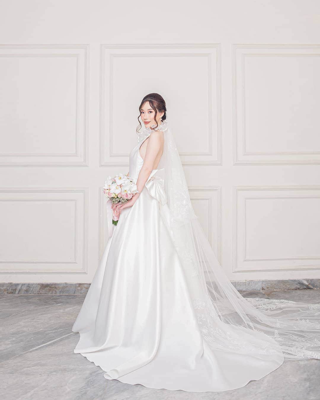 エリッサ・ヤマダのインスタグラム：「For my wedding dress, I wanted something minimalist with a subtle statement and a touch of fun. Thank you so much, @elsiechrysila, for making it a reality in such a short period of time (less than 2 months!), for working so hard to make it fit me perfectly, and for being professional yet friendly and easy-going throughout the whole process. You are AMAZING. Much love! 🥺🤗💞」