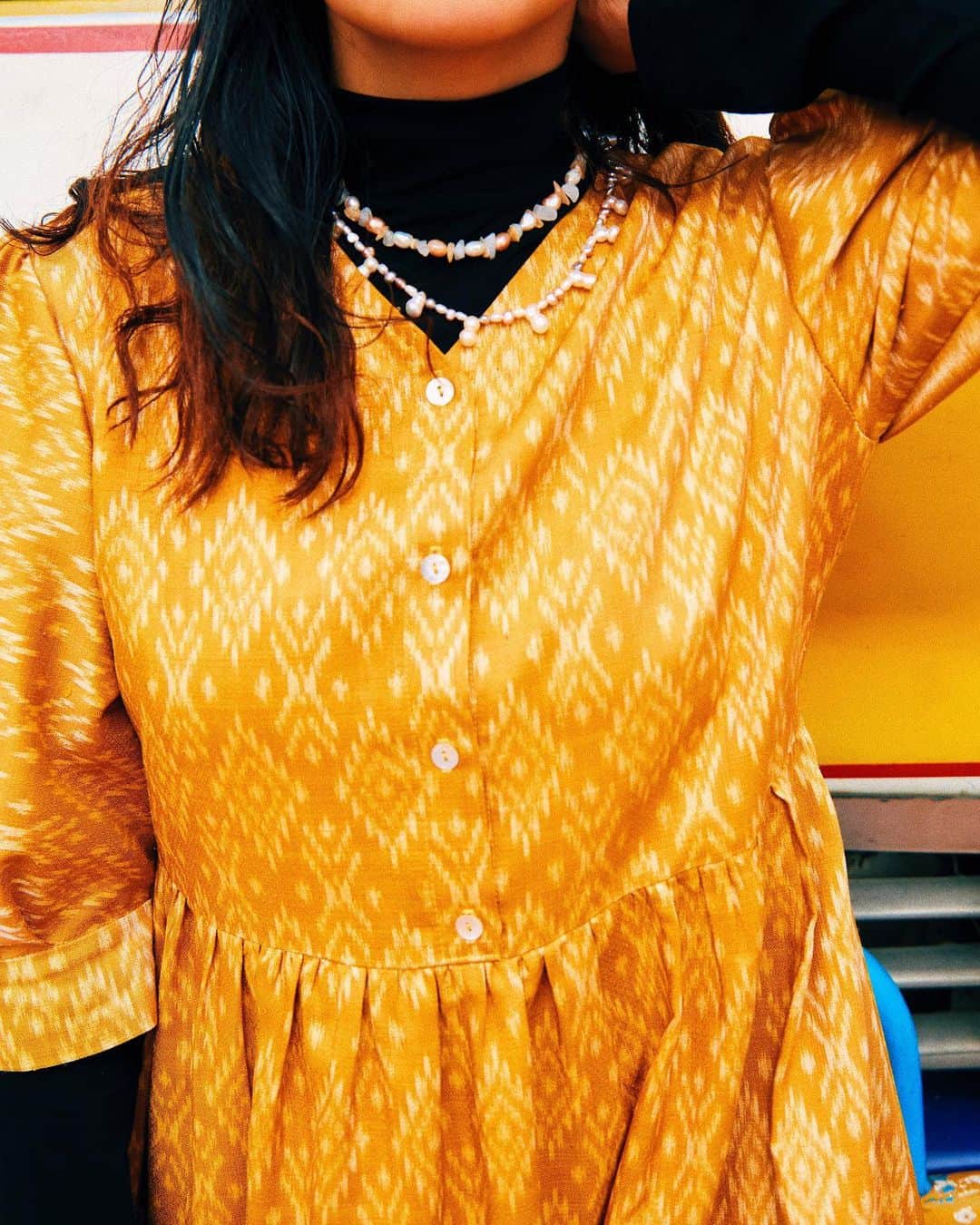 Amata Chittaseneeさんのインスタグラム写真 - (Amata ChittaseneeInstagram)「🐝🍌ส่วนข้าศิษย์วัดเส้าหลิน ☀️🐣🌼  #pearypiewearsthaifabric #outfitoftheday」12月21日 14時50分 - pearypie