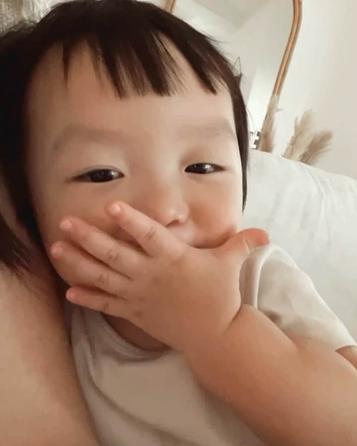MOMOツインズのインスタグラム：「Muack muack muack! Luke blowing kisses your way, have a good Monday everyone ❤️ #seizetheday #goodmood」