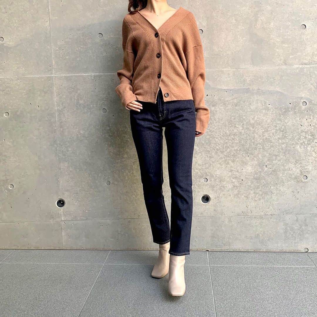 Moname Official Instagramのインスタグラム：「. 穿き心地や品質、シルエットに こだわったベーシックなデニム。 シルエットは人気のスリムテーパードシルエット。 リンスのカラーは冬の時期にぴったり✨ . New Charlotte-Slim Tapered- No.41193004 Color. RIN ¥15,000 +tax . height 163cm . #moname #モナーム #moname_code #20SS#デニムコーデ #denim #jeans #ootd #love#デニム #グレーデニム #デニム女子 #パンツ #カジュアルコーデ #シンプルコーデ #着回しコーデ #今日のコーデ#ニット#テーパードデニム  #着画 #ラフコーデ #きれいめコーデ #ワイドパンツ #秋コーデ #高見えコーデ #着回し #160cm #パリジェンヌ #パリジャン #大人女子」