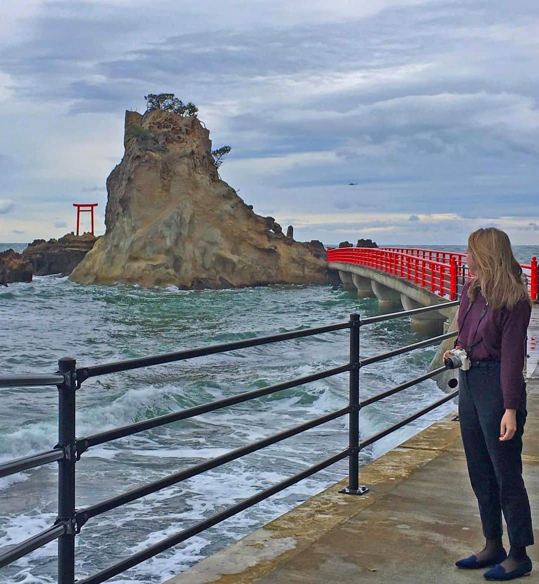 Rediscover Fukushimaさんのインスタグラム写真 - (Rediscover FukushimaInstagram)「Would you cross this bridge to a mysterious shrine?🌊⛩  This is Bentenjima Shrine, a mysterious shrine on the coast of Iwaki city. Waves crash against the bridge so you have to be quick and time the waves as the cross. 🌊🏃‍♀️  The shrine was once on the mainland until a massive earthquake in 1410 caused it to shift out the sea and form a rock island. This island is known as Bentenjima island or its other name Wanigafuchi. ✨  Shrouded in legend, this island has a rich history that makes a visit worthwhile. ✨  ⭐️To read more on the history and legends of the Bentenjima Shrine check out our article:   https://fukushima.travel/destination/bentenjima-shrine/326  ⭐️Please comment any thoughts or questions!   🏷 ( #itsyourjapan @itsyourjapan #japanlovers #fukushima #fukushimagram #travel #traveljapan #japan #bentenjima #shrine #japaneseshrine #oceanview #japanophile #travelphotography #followme #letsgosomewhere #tohoku #東北旅行 #東北 #seaside #anime #weeaboo #japanisbeautiful #visitfukushima #instagood #instatravel #japanawaits #japan_of_insta #japan_daytime_view #iwaki #いわき市 )」12月21日 15時08分 - rediscoverfukushima