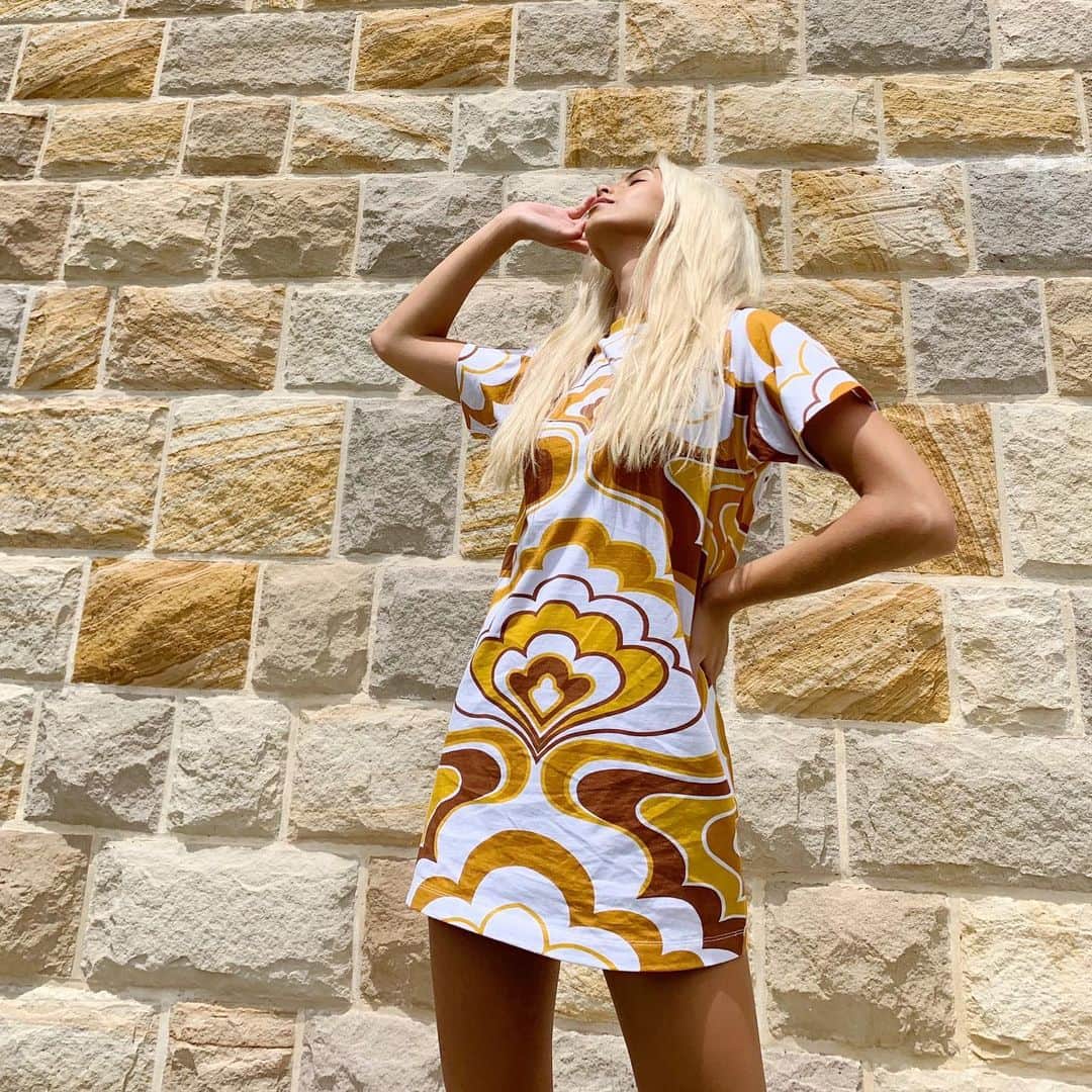 アリスマッコールのインスタグラム：「Introducing THE TEE CAPSULE 🌼 a mash-up of graphics and colour, crafted from 100% cotton and 100% love. Online now & in boutiques this week #aliceMcCALL」
