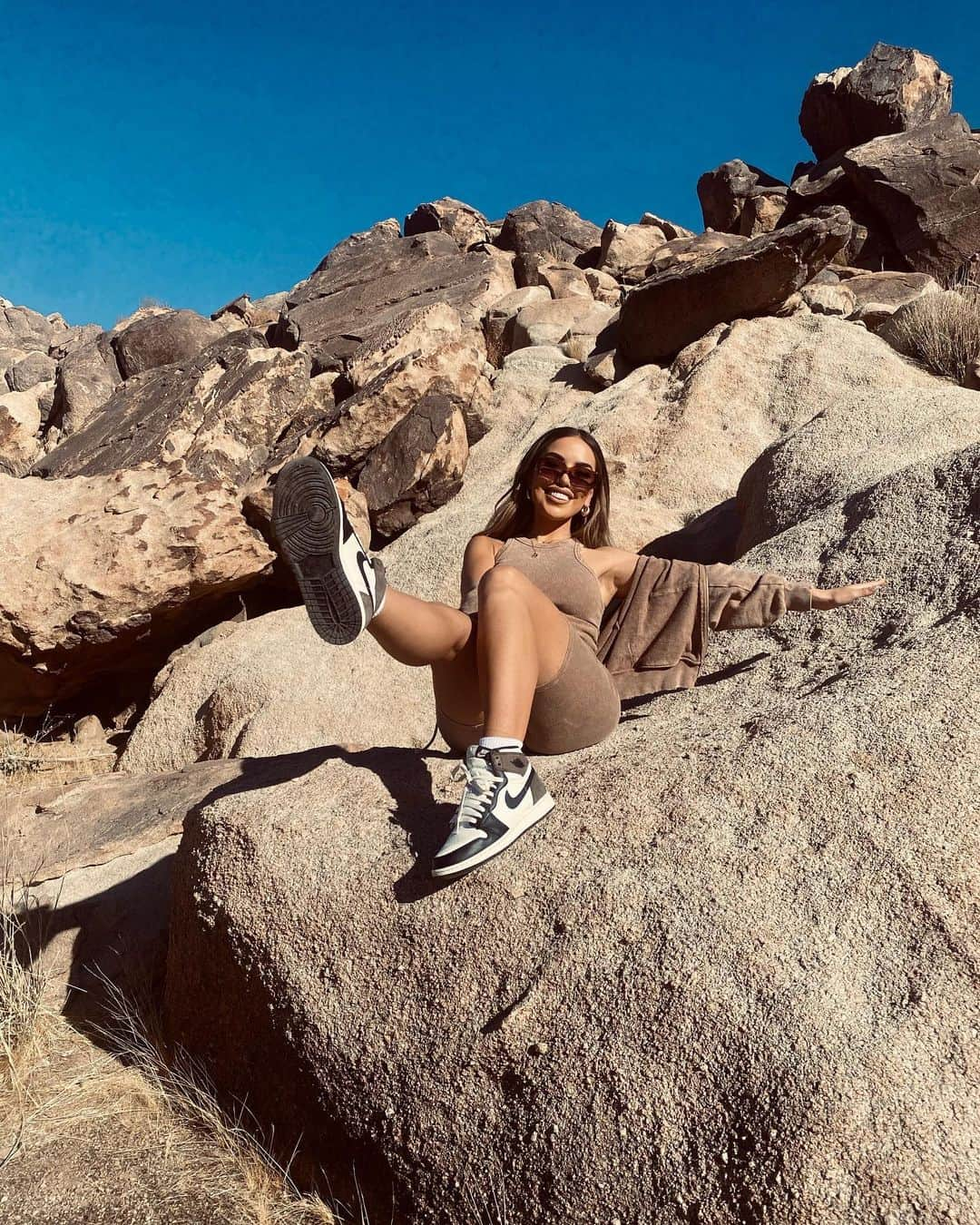 iluvsarahiiさんのインスタグラム写真 - (iluvsarahiiInstagram)「It’s the new rock on the rocks for meeeeee 💍☺️ #happiestwomanalive  ______________________ Outfit @misslolaofficial  Sunnies @dezi  Mochas @aleexx559」12月21日 15時20分 - iluvsarahii