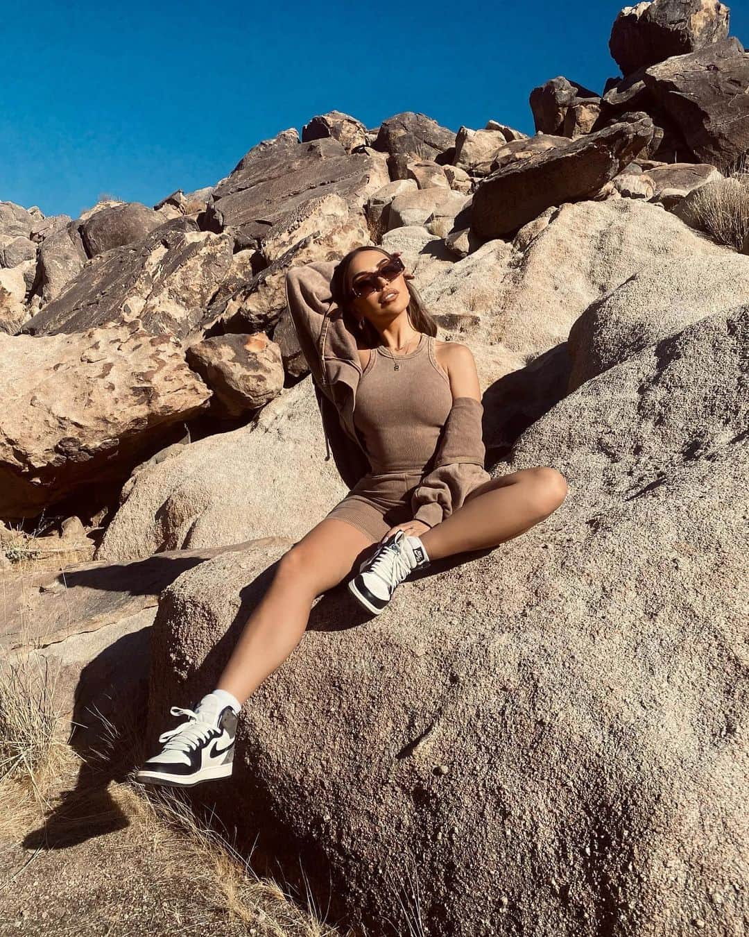 iluvsarahiiさんのインスタグラム写真 - (iluvsarahiiInstagram)「It’s the new rock on the rocks for meeeeee 💍☺️ #happiestwomanalive  ______________________ Outfit @misslolaofficial  Sunnies @dezi  Mochas @aleexx559」12月21日 15時20分 - iluvsarahii