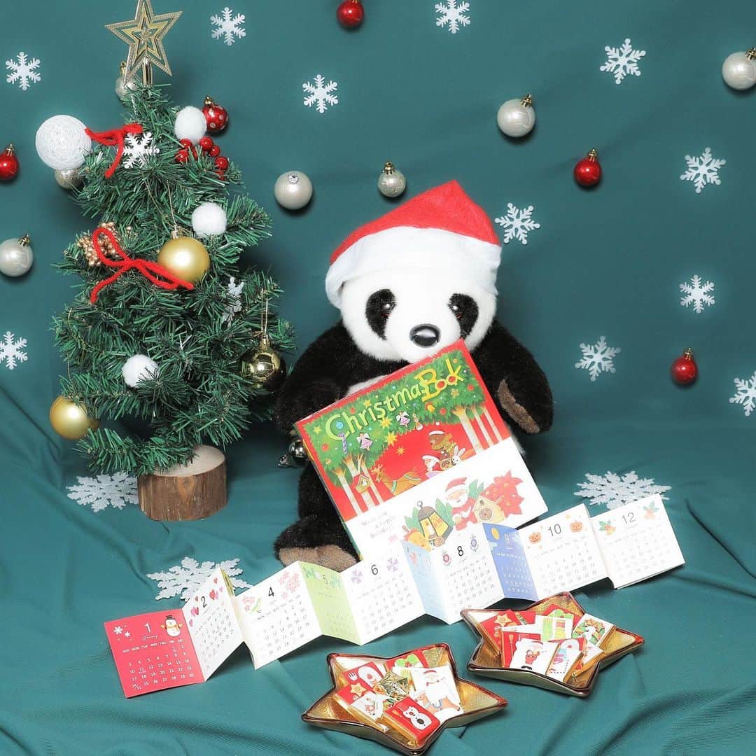 のインスタグラム：「モロゾフのクリスマスブック🎄📚にはチョコレートがいっぱい❤️ ブック型のパッケージの中には、1から12までの数字をラベルにデザインした美味しいミルクチョコレートが🐼🎵 クリスマスのキャラクターたちも描かれていてとっても可愛いなぁ💕 子どもたちへのギフトにもおすすめだよ😆✨  Here are Christmas books from Morozoff🎄📚 There are 1 to 12 numbers’ milk chocolates in the book shaped box🐼♫ Also, Christmas characters are printed which are  super cute💕 It’s recommended for children😆✨  在摩洛索夫的聖誕書🎄📚裡裝滿了巧克力❤️ 書型的包裝中，從1到12的數字用標籤形式的設計做了好吃的牛奶巧克力🐼🎵 還繪製了聖誕角色，真是好可愛呀💕 非常推薦送給孩子們做禮物哦😆✨   #上野 #アトレ上野 #アトレ #atre #atreueno #パンダ #上野パンダ #上野散策 #熊猫 #東京観光 #PANDA #🐼 #ueno #tokyotour #ぬい撮り #モロゾフ #Morozoff #クリスマスギフト #クリスマスプレゼント #クリスマス2020 #プチギフト #ギフト #チョコ好き #キッズギフト #クリスマスブック #クリスマスデコレーション #パケ買い #パケ買いお菓子 #christmasgift」