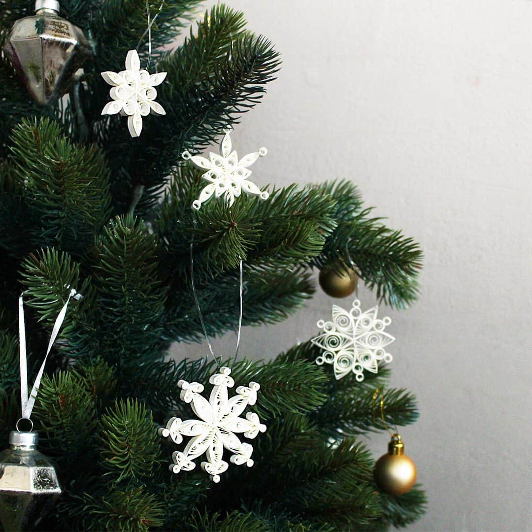 ヤマト株式会社さんのインスタグラム写真 - (ヤマト株式会社Instagram)「➷ 『ペーパークイリング』で雪の結晶❄ . 基本パーツ「ルーズサークル」「タイトサークル」などを組み合わせて作った雪の結晶は、クリスマスシーズンを彩るのにぴったり🎅🏻🎄 クリスマスカードに添えたり、オーナメントにしたり紙とは思えないほどの存在感があります😊 . 使ったクイリングペーパーの色は「スノーホワイト」、その名の通り雪のような優しい白さです❄️ ペーパークイリングのペーパーは全30色。いろんな色と組み合わせるのも単色の作品も素敵ですね.｡*ﾟ+.*.｡ . ▨商品名：①クイリングカラーペーパーA（3mm幅 単色）②ペーパークイリングバー ▨価格：①260円＋税 ②680円＋税 ▣ペーパークイリングLine up：＜キット＞3種＜単品＞ペーパー/専用バー等 ▷商品詳細はヤマトホームページへ . ➷ #ペーパークイリング #クイリング #クイリングアート #ペーパークラフト #ホビークラフト #クリスマス準備 #クリスマスオーナメント #クリスマスカード #クリスマスカード手作り #クラフト #ハンドメイド #丁寧な暮らし #紙工芸　#雪の結晶 #手作りカード #オーナメント #おうち時間 #おうち遊び #ヤマト株式会社 #ヤマトのハンドメイド #ヤマトのおうち遊び #paperquilling #quilling #quillingart #paperart #papercraft #handmadeart #handcraft #handcrafting」12月21日 15時29分 - yamato1899