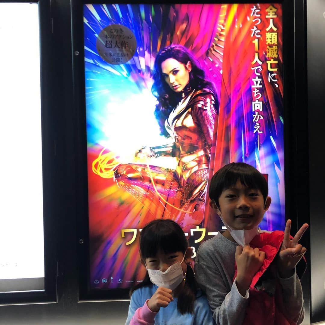 のインスタグラム：「昨日は朝からお台場でワンダーウーマンを見に行きました！  朝一の方が空いてると思って、早起きしてbillsでパンケーキ食べてからの映画( ^ω^ )  学校の時と同じくらい早起きで、全く日曜日の感じはしないけど、休みの日の朝活は気持ちいい〜\(//∇//)\  映画も3組だけで、ゆったりとポップコーン片手に見れました(≧∀≦)  お昼は早めにジンディンロウで小籠包！！  映画の半券で1人2個、つまり8個も無料で小籠包が食べれてしまうという特典付き！  さらにセットランチにも付いてるから、2人で夢中になって食べてました（笑）  ポップコーンも食べてたはずなのに、あれは別腹なんだな（笑）  #映画#ワンダーウーマン#息子殿姫#息子殿#姫#お台場#ユナイテッドシネマ #ジンディンロウ#小籠包」