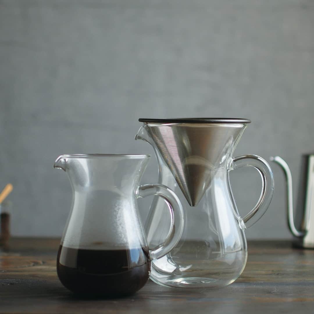 のインスタグラム：「[Collection: SCS]⁠ ハンドドリップで淹れたコーヒーをゆったりと味わうために生まれたSLOW COFFEE STYLE。ゆるやかなフォルムや落ち着いた色合い、あたたかみのある手触りが心をほぐします。ヴィンテージ家具や、植物が置いてあるような空間にもなじむ、インテリア感覚で楽しむことのできるデザイン。薫り高い一杯を淹れる穏やかな時間に、豊かな広がりをもたらします。⁠ （詳しくはLinkin.bioをクリック @kintojapan）⁠ ---⁠ SLOW COFFEE STYLE was born to bring you the joy of a slow, relaxing passage of time with pour over coffee. Organic forms, calm colors, and warm textures are designed to help you unwind. The items integrate well into spaces with a relaxing atmosphere. The collection gives depth to your daily ritual of brewing coffee.⁠ (see linkin.bio @kintojapan)⁠ ---⁠ Share your KINTO items with #mykinto for a chance to be featured.⁠ .⁠ .⁠ .⁠ #kinto #キントー #simpledesign #tableware #houseware #homedecor #simplelifestyle #lifestyle #シンプルデザイン #インテリア #暮らしの道具 #暮らしを楽しむ #シンプルな暮らし #丁寧な暮らし #slowcoffeestyle #coffee #coffeeware #コーヒー #コーヒー器具」