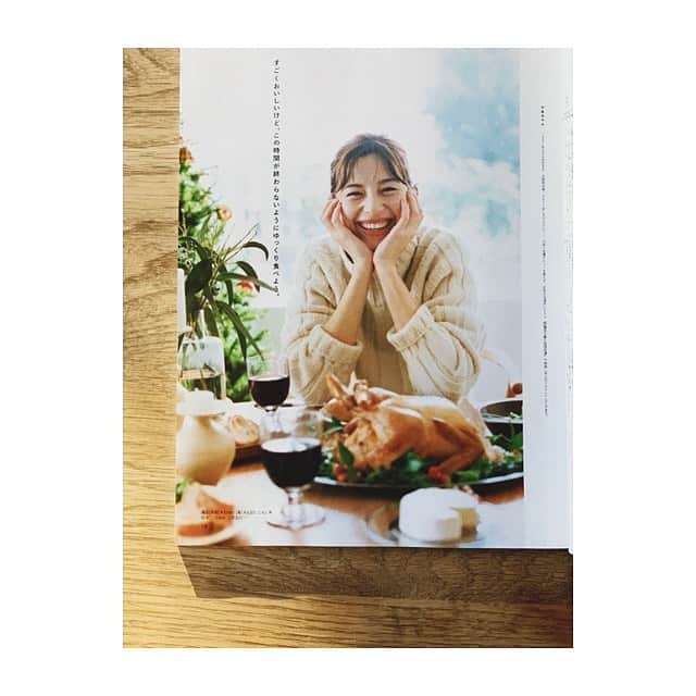 宇藤えみのインスタグラム：「人をハッピーにさせる笑顔♡ また一緒にお仕事出来て嬉しかったなぁ。 久々に可愛いしか言ってなかったw フードのスタイリングさせていただいてます。 出来るだけ簡単に焼けるローストチキンのレシピも出しています。 男の子雑誌にこうやってレシピを載せる時代。 とっても素敵だなぁ。 男の子が彼女に作ってあげたり、 カップルで一緒に作ってみたり、 お友達と一緒に作ってみたり おうちでも楽しんでほしいわぁ🎄  @mensnonnojp 1月号 photos:Sodai Yokoyama hair&make-up:Ryoki Shimonagata stylist:Lisa Sato food stylist:Emi Uto #merrychristmas」