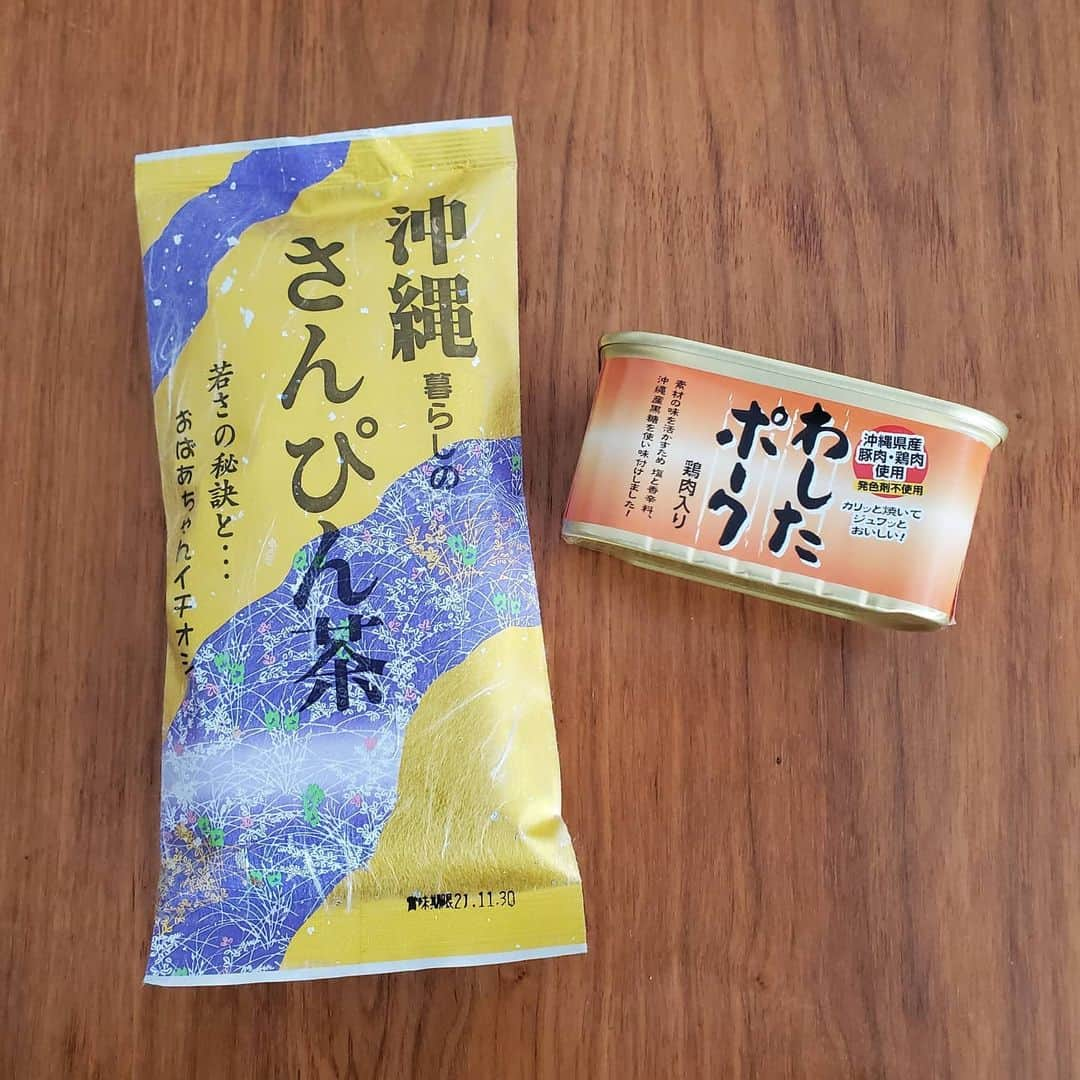 保坂玲奈さんのインスタグラム写真 - (保坂玲奈Instagram)「沖縄ランチ🌺  沖縄で美味しかったポーたまおにぎり🍙 わしたポークで作ってみました🤍  洗い物を減らせるようにわしたポークも 卵焼き器で焼いた🤭  〜手順〜 海苔にご飯､ 4等分に切って焼いたわしたポーク､ 卵焼きを挟むだけ❣  ツナマヨ､刻んだ沢庵､明太子､油味噌 など好きなものをプラスで挟んでも美味しい😋  お家で沖縄の雰囲気を少しでも楽しんで貰えるように､ ささやかなお土産を買ってきました🤍 わしたポーク､さんぴん茶を抽選で 5名の方にプレゼントします🤍  応募方法はストーリーズで 私のアカウント[ @__renao_0707 ]を タグ付けしてアップするだけ！ 文面､画像なんでもOK🤍お任せします😋(12/27締切)  #ポーたまおにぎり#沖縄#沖縄土産#沖縄グルメ#沖縄料理#スパムおにぎり#ジーマミー豆腐#かちゃーゆ#鈴木麻起子#やちむん#大嶺實清#ペルシャブルー#器を楽しむ暮らし#器好きな人と繋がりたい#豊かな暮らし#おうちご飯#献立#我戸幹男商店」12月21日 15時32分 - __renao_0707