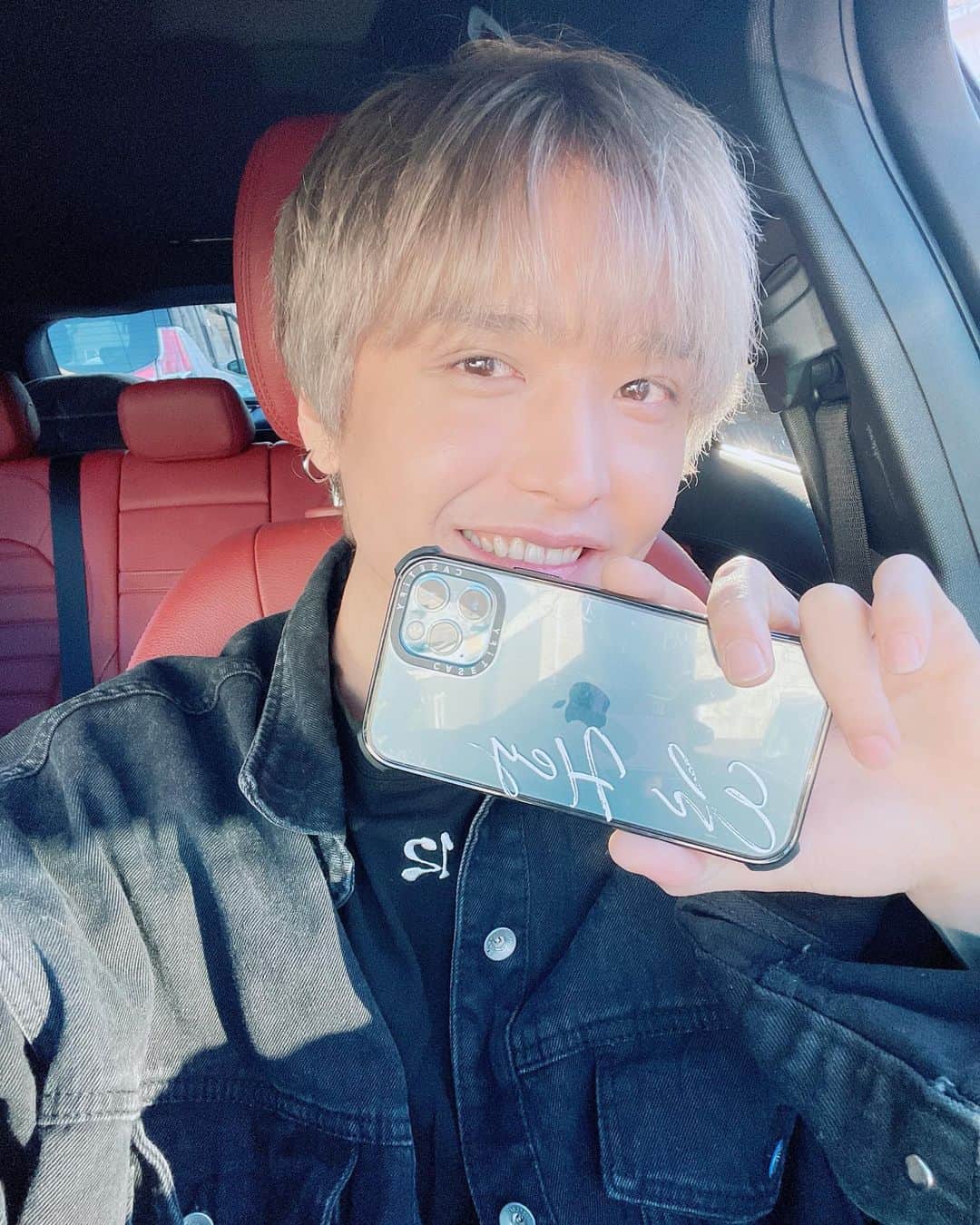 りーくんのインスタグラム：「髪色変えたよぷ💙 五条悟にして下さい。言いました  @casetify_jp  #EhHey」