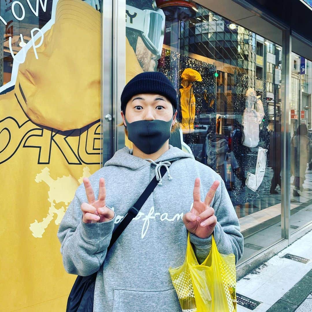 三吉ツカサのインスタグラム：「昼ごはん買いに出たら捕獲したよ #kanadenishikata」