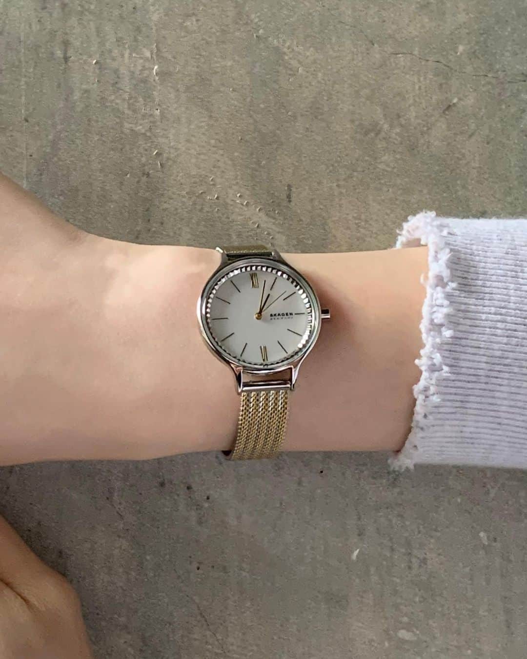 小谷実由さんのインスタグラム写真 - (小谷実由Instagram)「私はアクセサリーをたくさん着けるので腕時計をあんまりしたことがないのだけど、こういうゴールドだったらアクセサリーみたいに気軽に着けられて良いですなぁ。  #skagen  #スカーゲン #mySKAGEN #PR @skagendenmark」12月21日 15時42分 - omiyuno