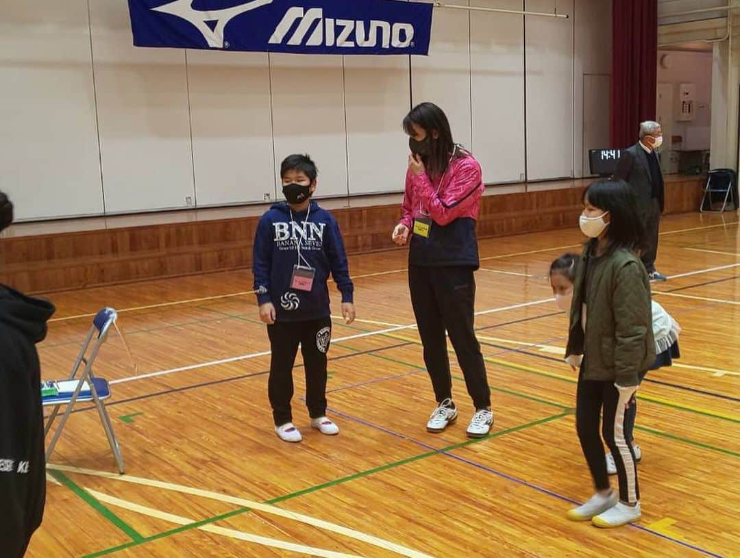 寺川綾さんのインスタグラム写真 - (寺川綾Instagram)「昨日は、香川県直島町でイベント✈️✨ 午前中のトークショーから始まり🎤➡️親子ストレッチという依頼でしたが、親子トレーニング😄➡️ミズノ激ムズチャレンジ💪という盛り沢山な１日でした👏☀️ お天気にも恵まれ、感染対策をし、万全の状態で準備してくださった直島の皆さまに感謝です🙏 人懐っこい子供たちに癒された1日となりました🥰 #ミズノ #香川県直島町 #アートの町直島 #スポーツを通して健康に #スポーツを通して元気に #ありがとうございました✨」12月21日 15時43分 - terakawaaya_official