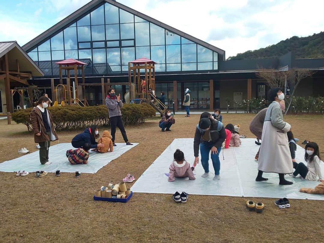 寺川綾さんのインスタグラム写真 - (寺川綾Instagram)「昨日は、香川県直島町でイベント✈️✨ 午前中のトークショーから始まり🎤➡️親子ストレッチという依頼でしたが、親子トレーニング😄➡️ミズノ激ムズチャレンジ💪という盛り沢山な１日でした👏☀️ お天気にも恵まれ、感染対策をし、万全の状態で準備してくださった直島の皆さまに感謝です🙏 人懐っこい子供たちに癒された1日となりました🥰 #ミズノ #香川県直島町 #アートの町直島 #スポーツを通して健康に #スポーツを通して元気に #ありがとうございました✨」12月21日 15時43分 - terakawaaya_official