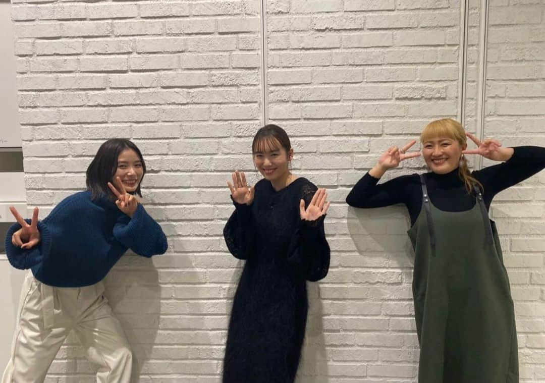 丸山桂里奈さんのインスタグラム写真 - (丸山桂里奈Instagram)「この前の収録ぅ〜 有田さんのやつ〜 久々にまりえちゃんに会いました😙 一緒にご飯に行き、朝方まで飲んだのが懐かしいーまた早くご飯行こうてずっと話してますが、今はなかなかこのご時世だから行けなくて😂😂😂 また落ち着いたら飲みたいな😍 バラエティでご一緒できて嬉しかったぁ❤️らぶ  #収録 #有田さんのやつ #飯豊まりえ #まりえちゃん #可愛すぎる #ふわふわうさぎ #朝日奈央 #朝日ちゃん #根っから元気 #いつも元気をありがとう #いい意味で #インスタバエ」12月21日 15時43分 - karinamaruyama