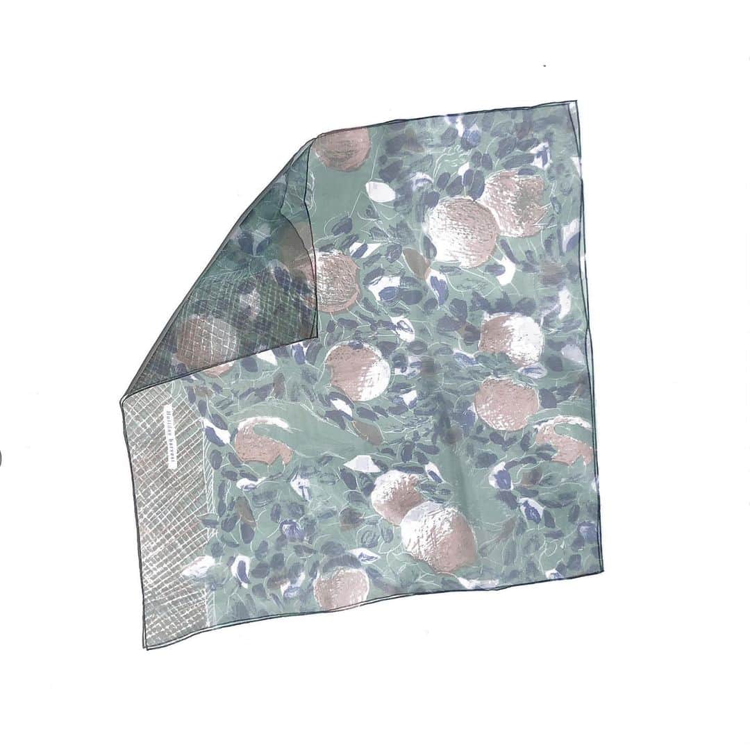 手紙社さんのインスタグラム写真 - (手紙社Instagram)「【コーディネートのアクセントに！　オーガンジースカーフはいかが？】﻿ 大胆なタッチにビビッドな色使いは「YUMI YOSHIMOTO」だからこそ生み出せるデザイン。布博で販売中の「オーガンジースカーフ」は、キラキラと上品に光るラメの糸を織り込んだ、透け感のあるフレッシュな印象を与えるデザイン。首元に巻いたり、かごバッグやリュックにつけたりと、コーディネートのアクセントにいかがでしょうか？﻿ ﻿ ▶︎「YUMI YOSHIMOTO（@yumi__yoshimoto）」さんのショップは「12/22（火）21:00」まで販売中！﻿ ﻿ ーーーーー﻿ ﻿ ＜新しいオンラインフェスティバル・布博　開催概要＞﻿ 会期：2020年12月14日（月）〜26日（土）﻿ チケット：一般 1,000円／手紙社の部員 900円﻿ 会場：「新しいオンラインフェスティバル・布博」公式サイト﻿ ▶︎詳細は「@textilefabrics」プロフィールのURLから！﻿ ﻿ ーーーーー﻿ ﻿ ◎「新しいオンラインフェスティバル・布博」は3本立て！﻿ ﻿ 1）オンラインミーティング（番組）﻿ ▶︎12/14（月）〜19（土）毎日開催！﻿ 出展者による作品紹介やアトリエツアーなどの番組を生配信！﻿ 作り手との会話をお楽しみいただけます。﻿ ﻿ 2）オンラインショッピング﻿ ▶︎12/14（月）〜毎日異なる出展者が販売を開始します！﻿ 出展者による新作や、ここでしか買えない限定作品、もちろん、定番商品も購入することができます！﻿ ※それぞれの販売期間は公式サイトからご確認ください﻿ ﻿ 3）スペシャル音楽ライブ番組﻿ 12/20（日）は7時間を超える生放送をお届け！﻿ 豪華アーティスト4組による音楽ライブや、プロのスタイリストが布博アイテムのスタイリングを紹介する「ライブスタイリング」を生配信します！﻿ ﻿ #手紙社#手紙舎#布博#オンラインイベント#新しいオンラインフェスティバル#新しいオンラインフェスティバル布博#ブローチ博#布雑貨#手芸#テキスタイル#刺繍#ブローチ博#ハンドメイド#編み物#スカーフ#オーガンジースカーフ#かごバッグ#YUMIYOSHIMOTO#tegamisha#nunohaku#textile#textiledesign#fabric#handmade#handcraft#accessory#embroidery」12月21日 15時53分 - tegamisha