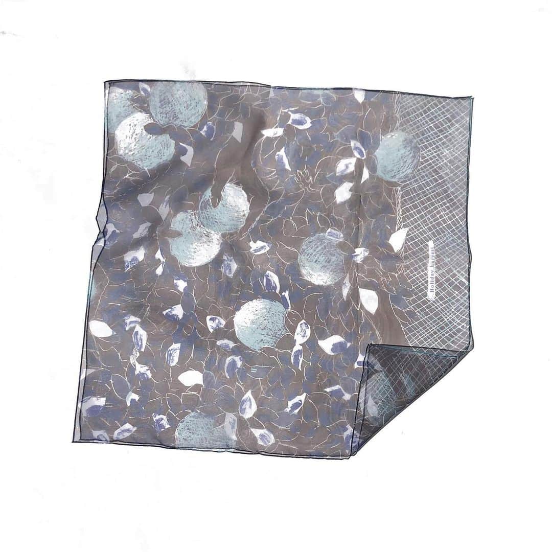 手紙社さんのインスタグラム写真 - (手紙社Instagram)「【コーディネートのアクセントに！　オーガンジースカーフはいかが？】﻿ 大胆なタッチにビビッドな色使いは「YUMI YOSHIMOTO」だからこそ生み出せるデザイン。布博で販売中の「オーガンジースカーフ」は、キラキラと上品に光るラメの糸を織り込んだ、透け感のあるフレッシュな印象を与えるデザイン。首元に巻いたり、かごバッグやリュックにつけたりと、コーディネートのアクセントにいかがでしょうか？﻿ ﻿ ▶︎「YUMI YOSHIMOTO（@yumi__yoshimoto）」さんのショップは「12/22（火）21:00」まで販売中！﻿ ﻿ ーーーーー﻿ ﻿ ＜新しいオンラインフェスティバル・布博　開催概要＞﻿ 会期：2020年12月14日（月）〜26日（土）﻿ チケット：一般 1,000円／手紙社の部員 900円﻿ 会場：「新しいオンラインフェスティバル・布博」公式サイト﻿ ▶︎詳細は「@textilefabrics」プロフィールのURLから！﻿ ﻿ ーーーーー﻿ ﻿ ◎「新しいオンラインフェスティバル・布博」は3本立て！﻿ ﻿ 1）オンラインミーティング（番組）﻿ ▶︎12/14（月）〜19（土）毎日開催！﻿ 出展者による作品紹介やアトリエツアーなどの番組を生配信！﻿ 作り手との会話をお楽しみいただけます。﻿ ﻿ 2）オンラインショッピング﻿ ▶︎12/14（月）〜毎日異なる出展者が販売を開始します！﻿ 出展者による新作や、ここでしか買えない限定作品、もちろん、定番商品も購入することができます！﻿ ※それぞれの販売期間は公式サイトからご確認ください﻿ ﻿ 3）スペシャル音楽ライブ番組﻿ 12/20（日）は7時間を超える生放送をお届け！﻿ 豪華アーティスト4組による音楽ライブや、プロのスタイリストが布博アイテムのスタイリングを紹介する「ライブスタイリング」を生配信します！﻿ ﻿ #手紙社#手紙舎#布博#オンラインイベント#新しいオンラインフェスティバル#新しいオンラインフェスティバル布博#ブローチ博#布雑貨#手芸#テキスタイル#刺繍#ブローチ博#ハンドメイド#編み物#スカーフ#オーガンジースカーフ#かごバッグ#YUMIYOSHIMOTO#tegamisha#nunohaku#textile#textiledesign#fabric#handmade#handcraft#accessory#embroidery」12月21日 15時53分 - tegamisha