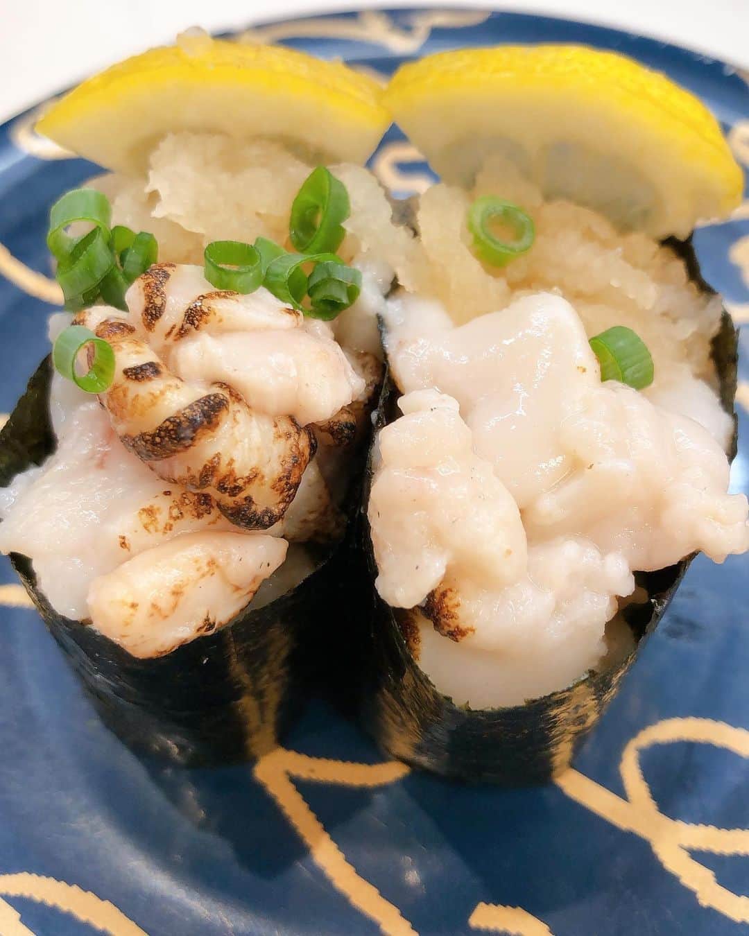 のインスタグラム：「白子3皿目🤣これは炙り白子。 最近ずっと食べたい食べたい言ってたからもう土に帰ってもいい。 #すし」