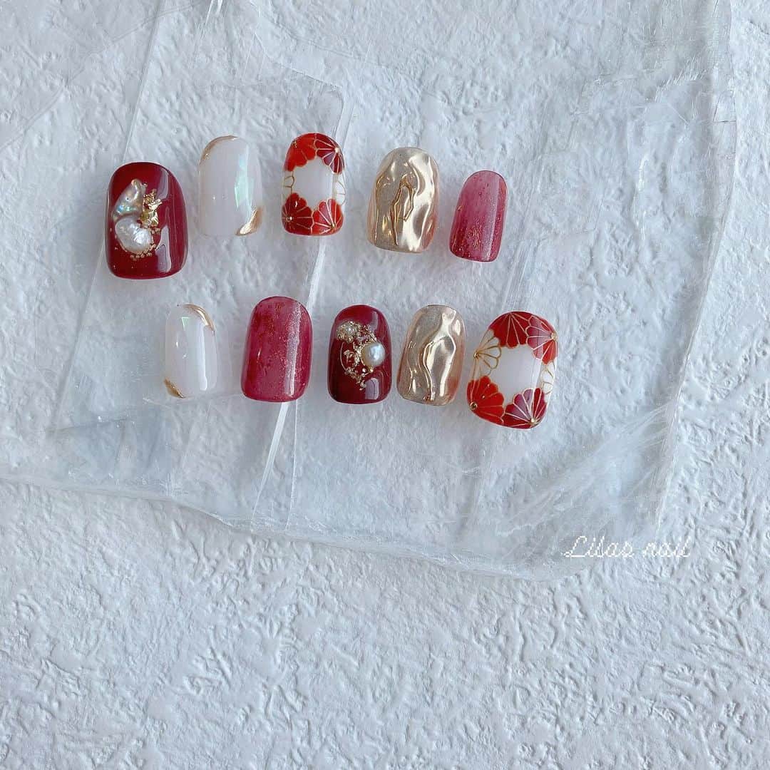 makoのインスタグラム：「* 成人式チップ🤍 オーダーありがとうございました🌿 #girlynail #ガーリーネイル #ミラーネイル #glitternail #젤네일 #젤네일아트 #젤네일전문 #フレンチガーリー  #ギンガムチェック #ギンガムチェックネイル #オーダーチップ #ブライダルネイル #ワイヤーネイル  #セルフネイル #스누피네일아트 #左右非対称ネイル #ちょうちょネイル #蝶々ネイル #ヴィンテージネイル #水滴ネイル #オーロラネイル #フレンチネイル #冬ネイル #振袖ネイル #成人式ネイル」