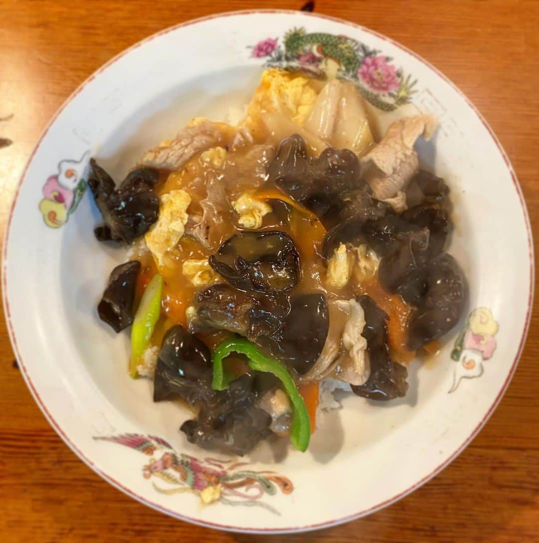 宇野薫のインスタグラム：「きくらげいっぱい ムスロ丼  #町中華 #中華料理大連 #アド街ック天国で紹介されたお店 #ムスロ丼 #朝練後のご飯」