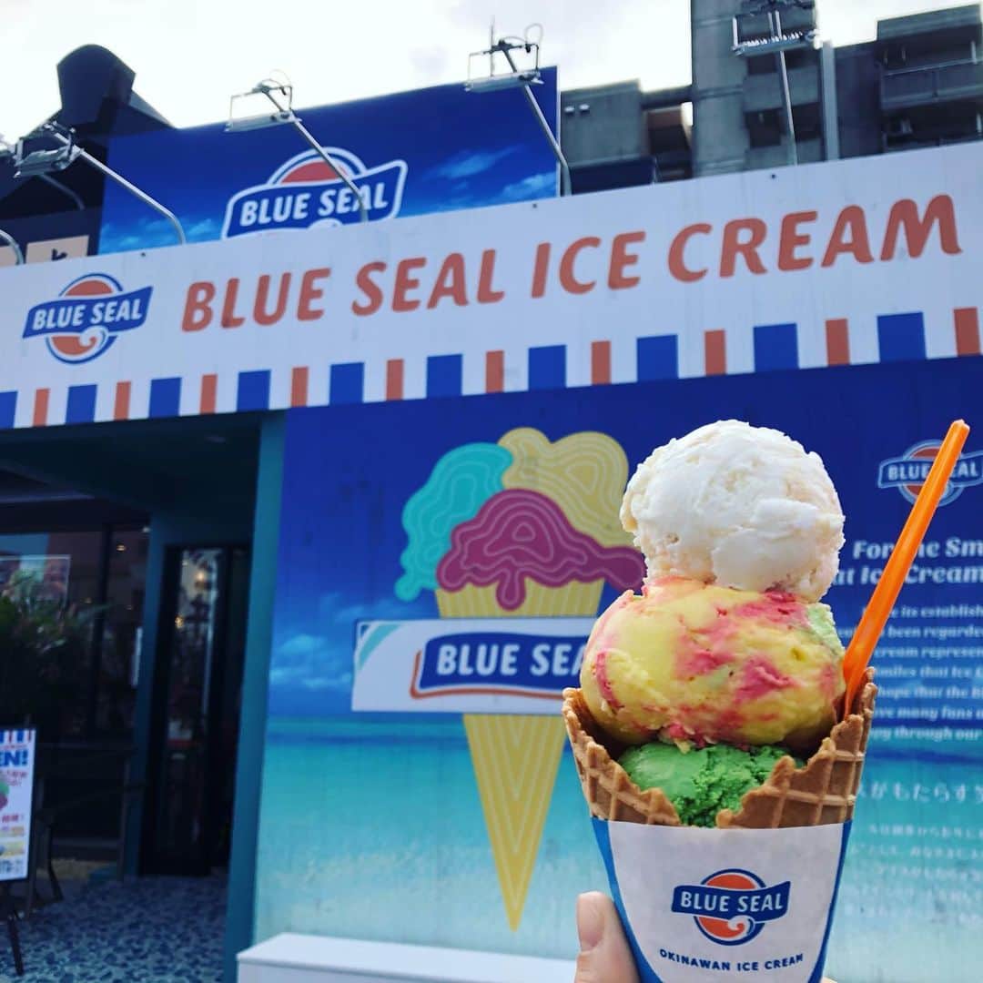 のインスタグラム：「. 今日オープンした ブルーシール名古屋柴田店！ . オーナーさんと 店長さんのおすすめ… アーモンドピスタチオと 塩ちんすこうに トロピカルマーブルをプラスして トリプルで いただきました(*´艸｀*) . 営業のスタッフさんに 「本当にトリプルにしたの(´･_･`)」と 驚かれました（笑） . 次は 違うフレーバーも 楽しみたいです(*´艸｀*) . #ブルーシール #ブルーシールアイス #ブルーシール名古屋 #ブルーシール名古屋柴田店 #東海ラジオ」