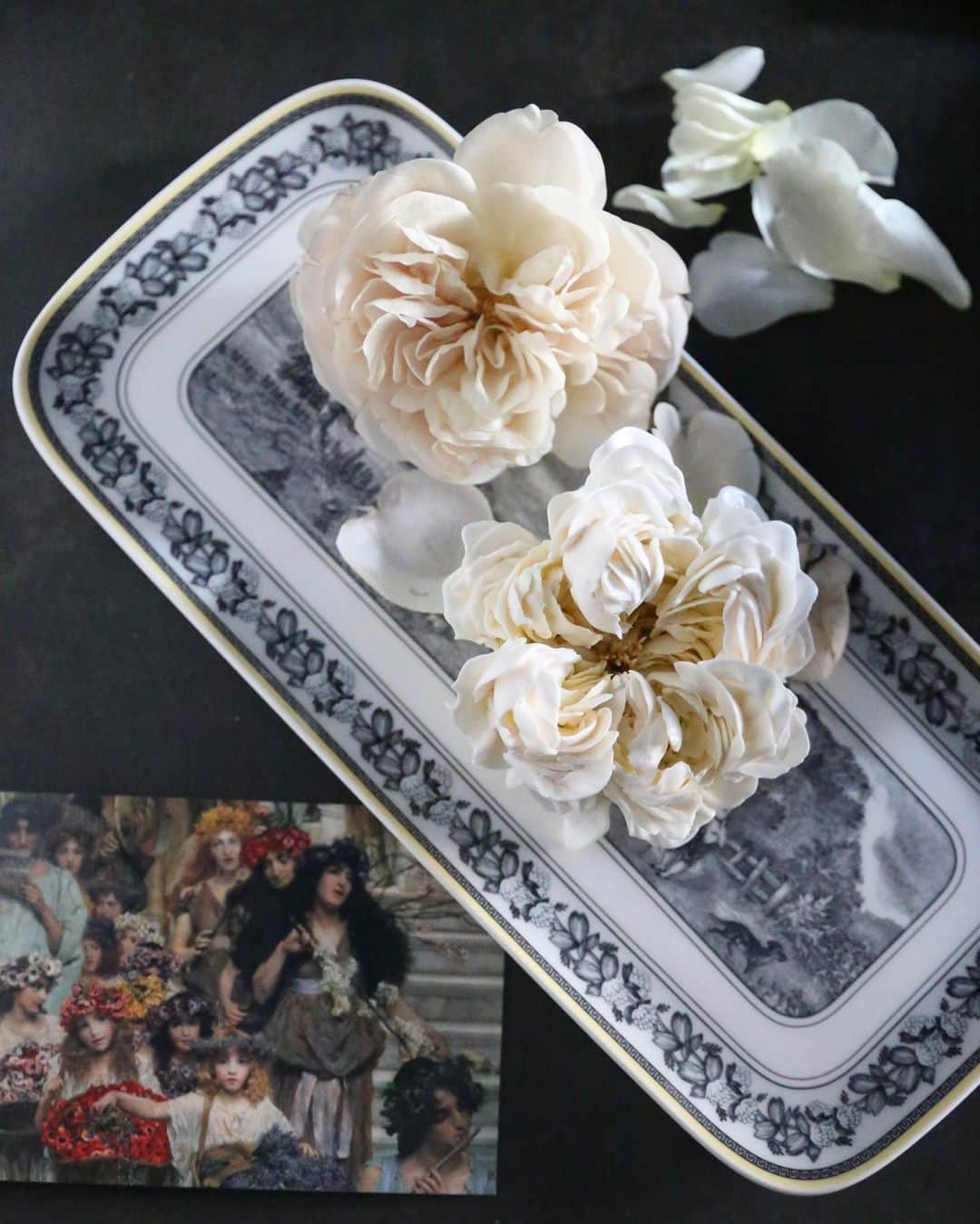 청담 수케이크 (atelier soo)さんのインスタグラム写真 - (청담 수케이크 (atelier soo)Instagram)「ㅡ Buttercream flower.  Soocake style. Rose.  큰꽃은늘무의식파이핑.내년엔.더아름다워져라🤍 ㅡ #flower #cake #flowercake #partycake #birthday #bouquet #buttercream #baking #wilton #weddingcake #wedding #rose #빌레로이앤보흐 #아우든 #villeroyandbochaudun #villeroyboch  ㅡ www.soocake.com vkscl_energy@naver.com」12月21日 16時02分 - soocake_ully