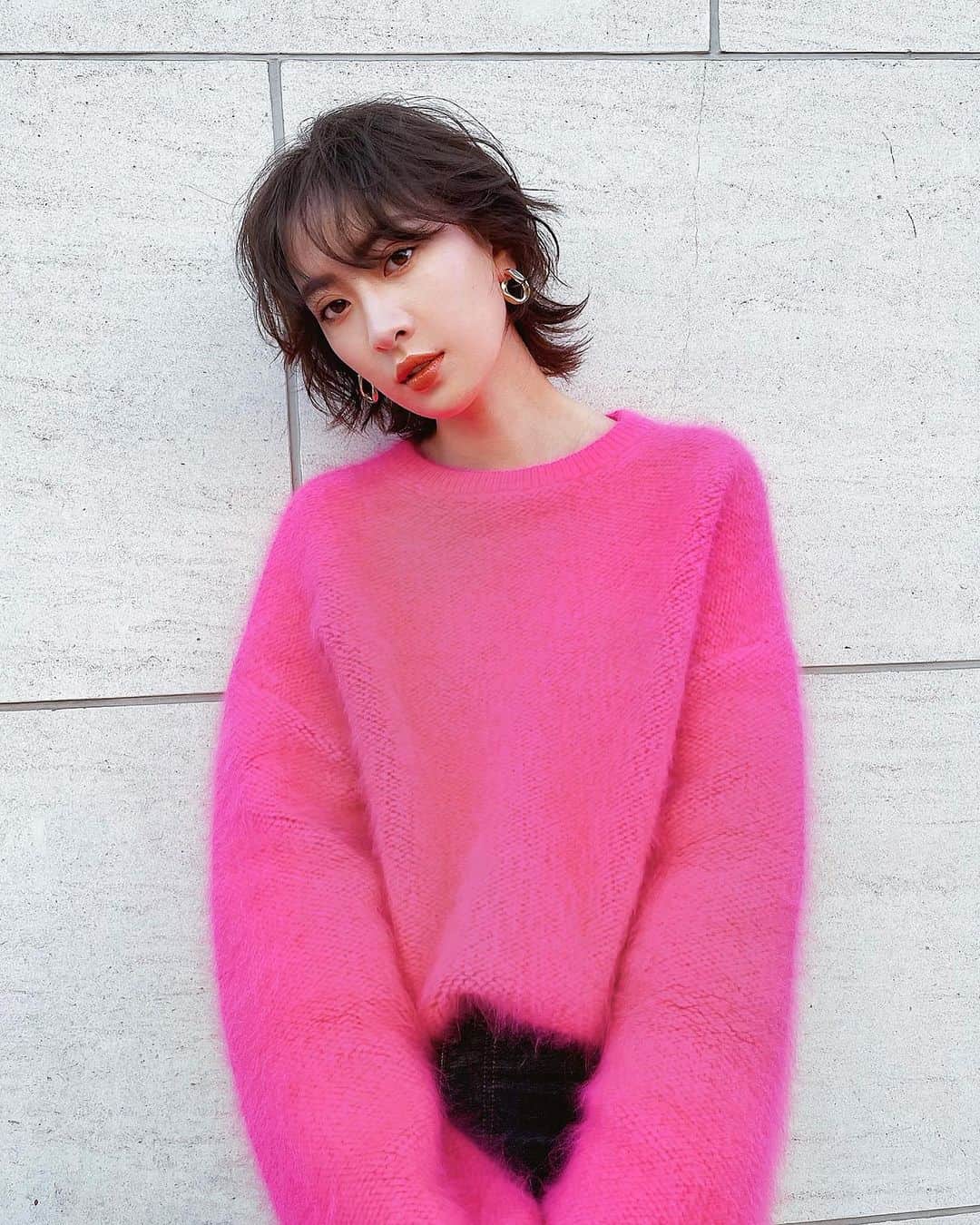 ソンイのインスタグラム：「年内最後のヘアーメンテ💇🏻‍♀️💖 伸ばしていたんだけどやっぱりバランスがしっくりこなくて、@keichiito さんに全体的にかなり軽く切ってもらいました✂️ 襟足は伸ばしたままトップに段を入れて動きが出て軽やかなウルフショートに🍒」