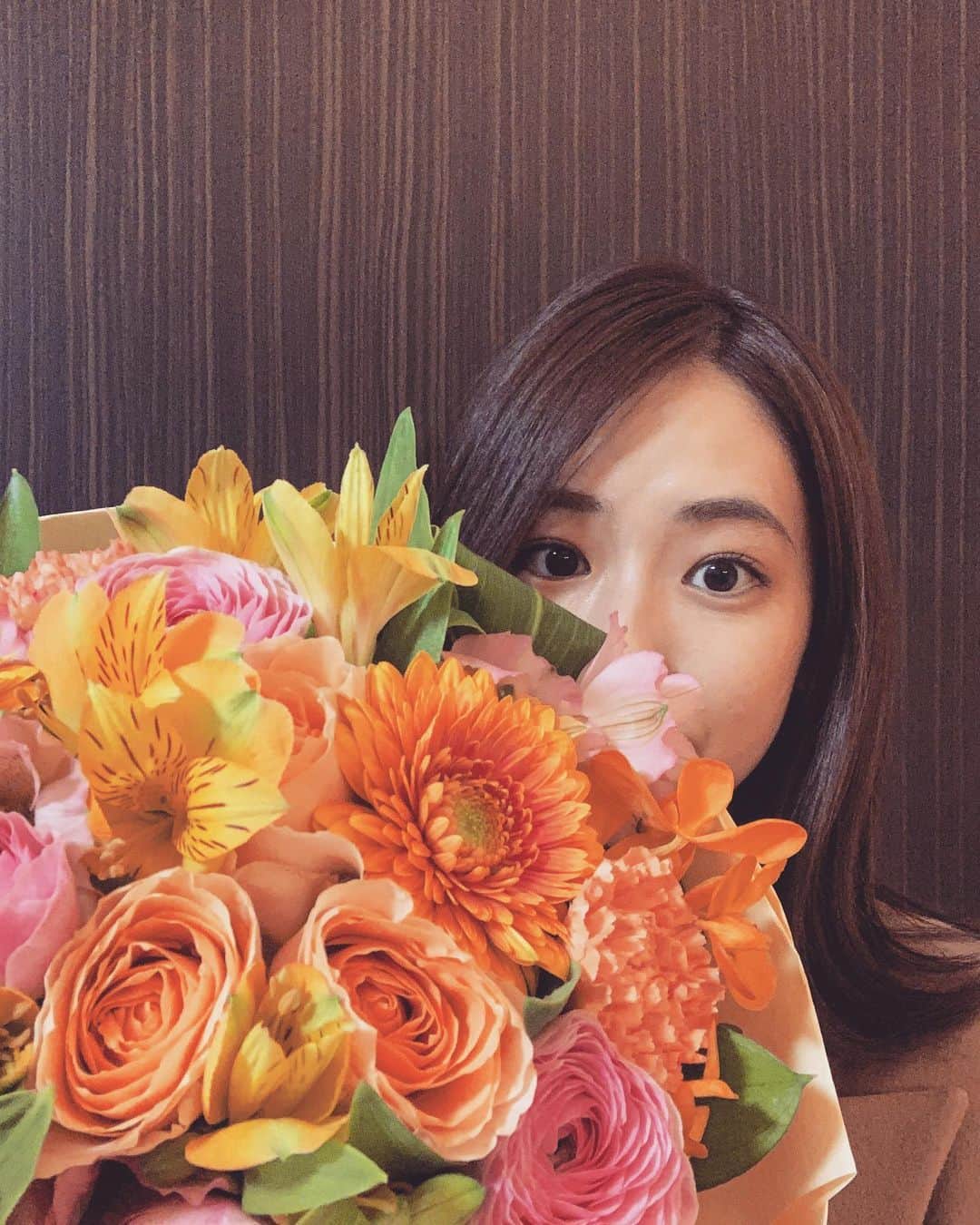 田村真子さんのインスタグラム写真 - (田村真子Instagram)「.  💐 貰っても、買っても、誰かのために選んでも楽しいお花 お花屋さんのセンスを見習いたい  最近はあつ森のDIYでスワッグを作ってます。  #花束 #花のある生活  #flowerstagram」12月21日 16時09分 - tamura_mako_