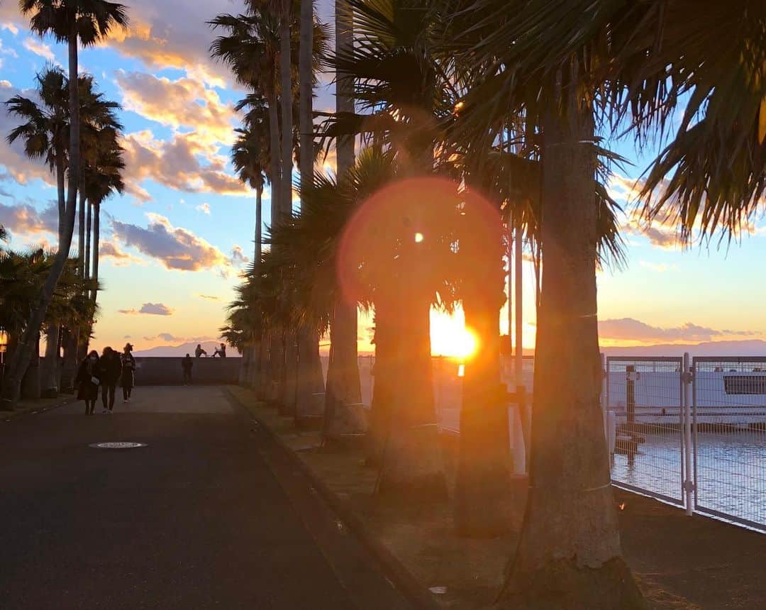 進藤やす子のインスタグラム：「マジックアワー🧡💛💙 . やっぱりここは関東、いや日本屈指の景勝地ですね✨ . . @riviera_zushi_marina  #逗子マリーナ #リビエラ逗子マリーナ」