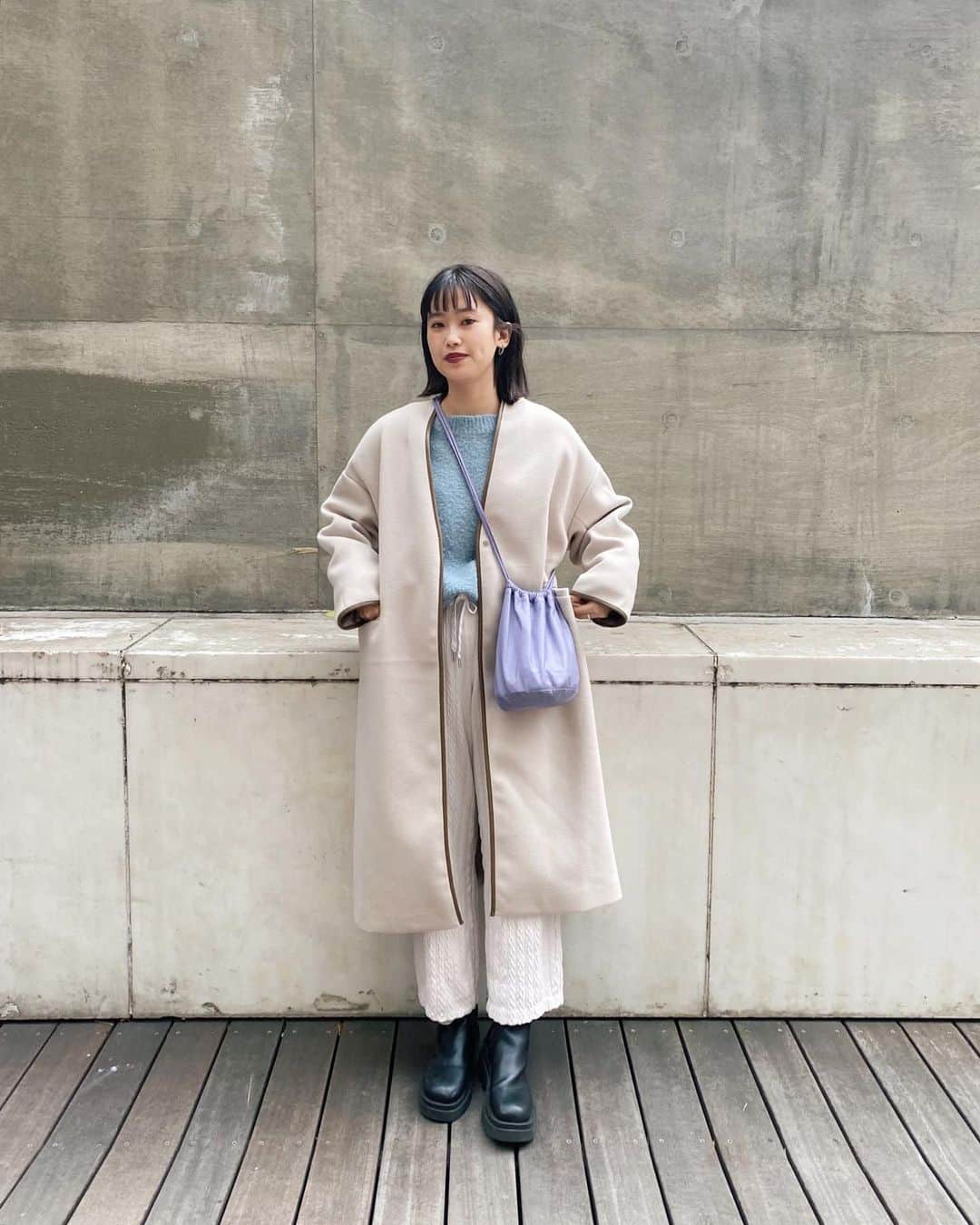 井村亜里香のインスタグラム：「@_vacancy_official の ロングコートを着た日。 合わせやすいアイボリーカラー⛄️ 最近カラー物が気になる🌈 着るだけで気分がぐっと上がる♡ ・ #vacancy#longcoat#coat#fashion #code#boots#whitecoat#whitecode  #ヴァカンシー#ロングコート#私服 #サイドゴアブーツ#ホワイトコーデ #コーデ#ファッション#ブーツ#バッグ #冬コーデ#セーター#ミニバック」