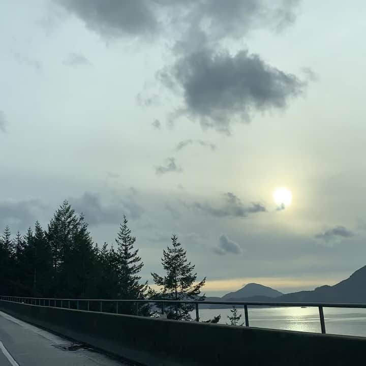 プリシラ・アーンのインスタグラム：「I’m gonna be honest, this video makes me wanna barf.  But the drive to and from Whistler was one of the most captivating I’ve ever experienced — I swear!!! 🤢 #vancouver #whistler」