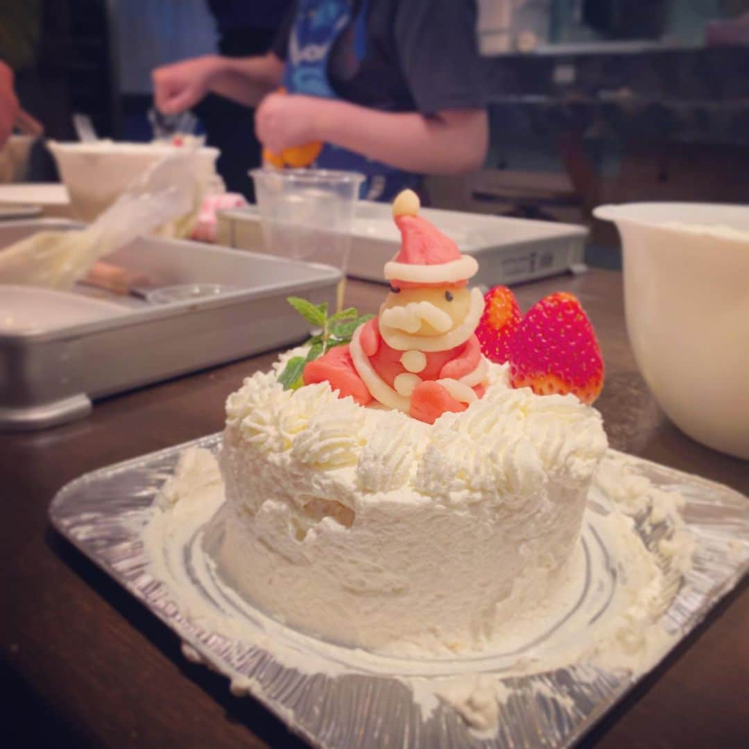 Tiaraのインスタグラム：「﻿ ﻿ パティシエ体験教室にてクリスマスケーキ作り🎂🎄﻿ ﻿ 私一人で作りたいからママは絶対に手伝わないでね‼️と念押しされたので、手伝いたくて内心うずうずしながら見守っていました😅﻿  ﻿ 娘の将来の夢は、 歯医者さん→お医者さん→宇宙飛行士→禰󠄀豆子→ そして今日からパティシエに変わったそうです😂 単純 笑﻿ ﻿ ﻿ #xmas #cake﻿ #kids #5歳女の子」