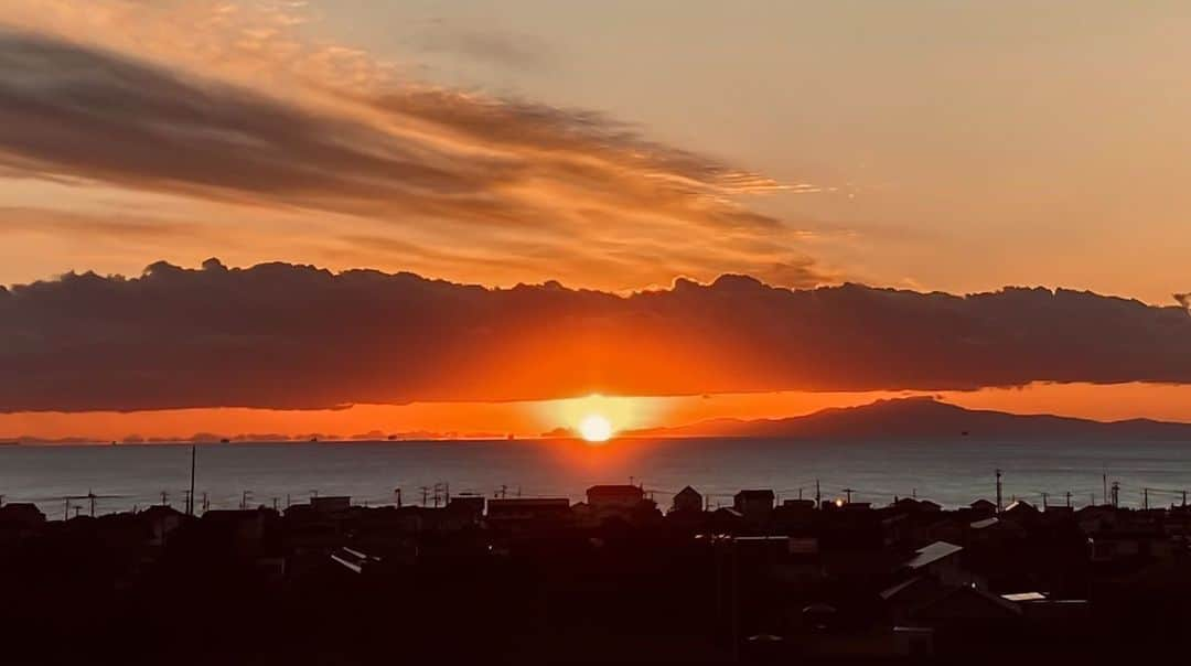 時任三郎のインスタグラム：「昨日のロケ現場からの夕陽。 ドラマの内容とリンクして、なぜか切ない気持ちに。 染みるよなぁ〜　夕陽って。 「監察医朝顔2」今夜9時〜　第8話放送！ #監察医朝顔　#時任三郎」