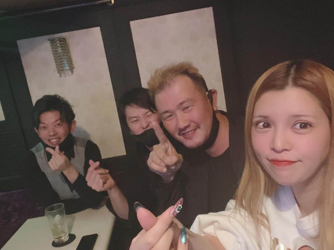 坂口杏里のインスタグラム：「BARカシェット 17:00〜22:00 までやってるので 是非お待ちしてます🙈  普段夜来れない方々 是非💕夕方夜飲み🎶  今日もとことんいくよー😂  09054307175  ↑何かあればこちらまで！ BAR CACHETTE (カシェット) 東京都新宿区歌舞伎町2-11-7 メトロビル4階  お待ちしてますん💕 男性１時間3000円 女性１時間1500円 （飲み放題）  ライン交換写メ撮ろ☺️」