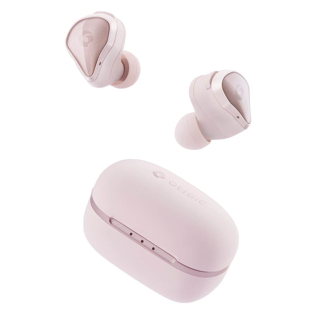 ソフトバンクセレクションのインスタグラム：「音もカタチもちょうどいい。完全ワイヤレスイヤホン - 「GLIDiC Sound Air TW-6000」  すべてにおいてコンパクト。 いつも使うものだから、シンプルな機能に絞り込み、どこでも、誰でも使いやすいワイヤレスを提案。  わずか10分間の充電で、約1時間再生可能な急速充電に対応。 朝の準備中に、すばやく充電ができます。  毎日使うものだから、ストレスなく使える形状を追求。 ファッションに馴染むニュアンスカラーでアクセサリーのような存在に。 - #glidic #ワイヤレスイヤホン #ワイヤレスイヤホンデビュー #イヤホン #イヤホン女子 #音楽 #音楽のある生活 #シンプル #ピンク #グレー #オーディオ #music #wirelessearphones #audio」